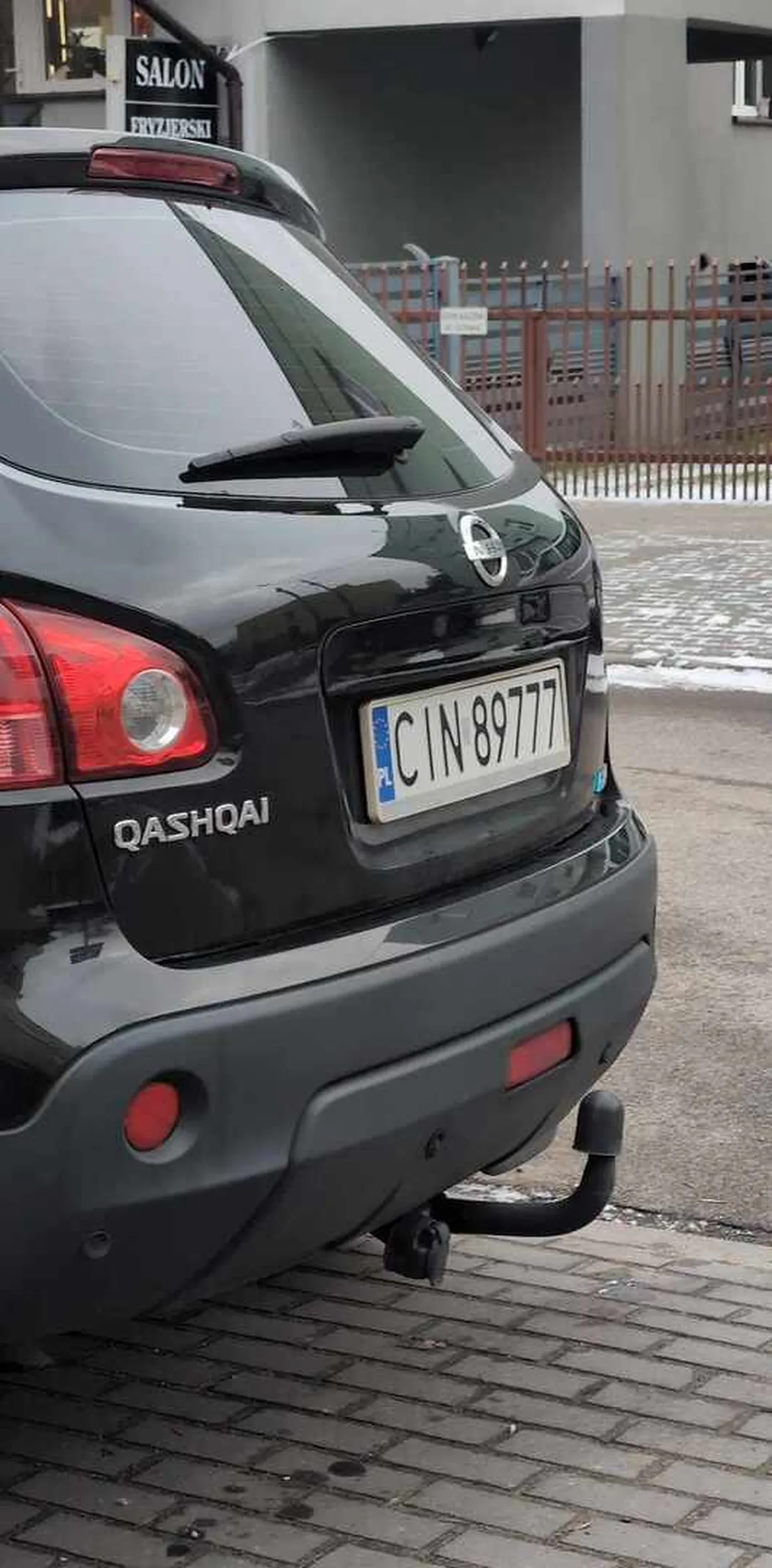 Kierowca nie potrafi parkować , zastawia prywatną posesje