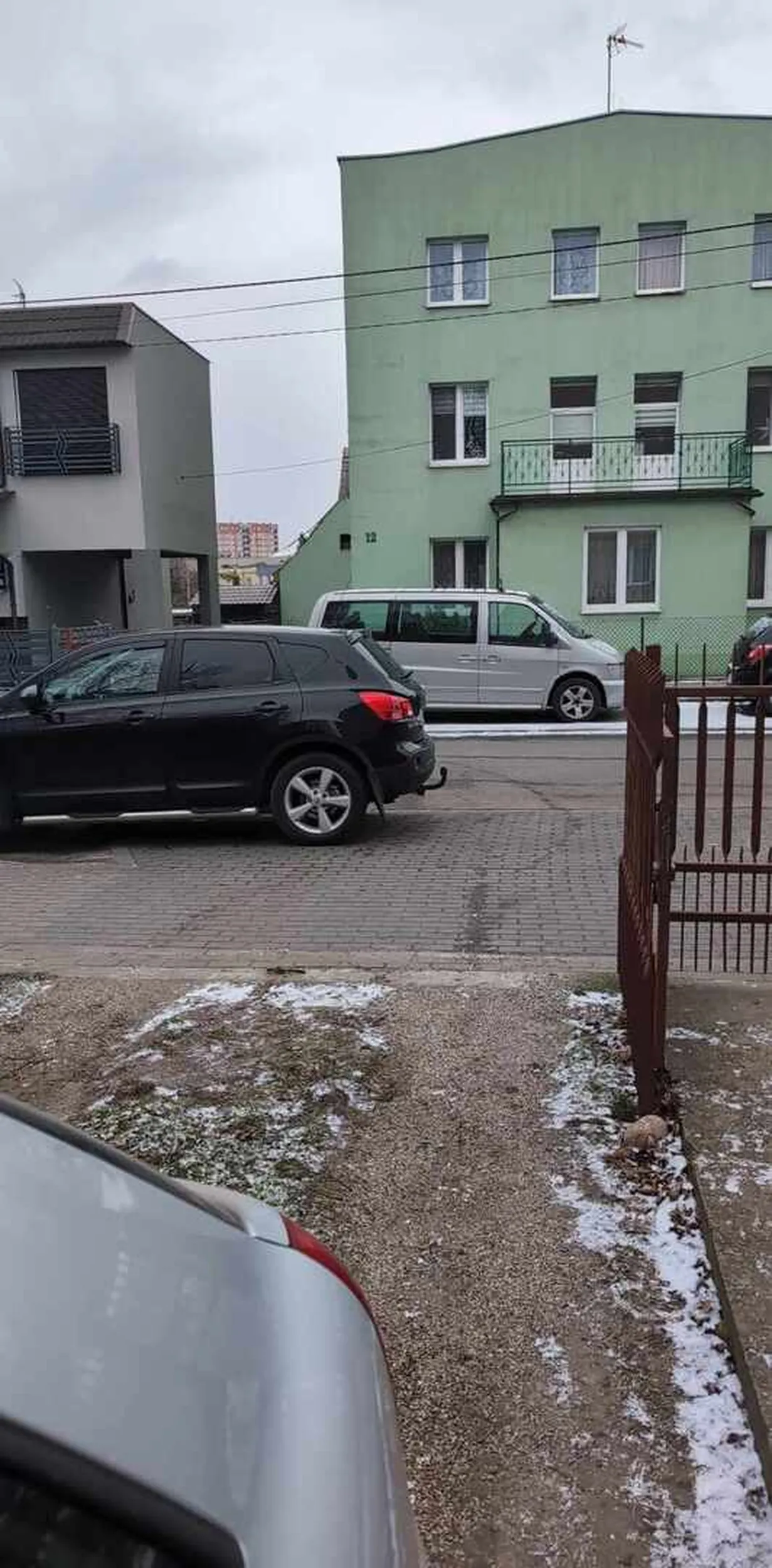 Kierowca nie potrafi parkować , zastawia prywatną posesje