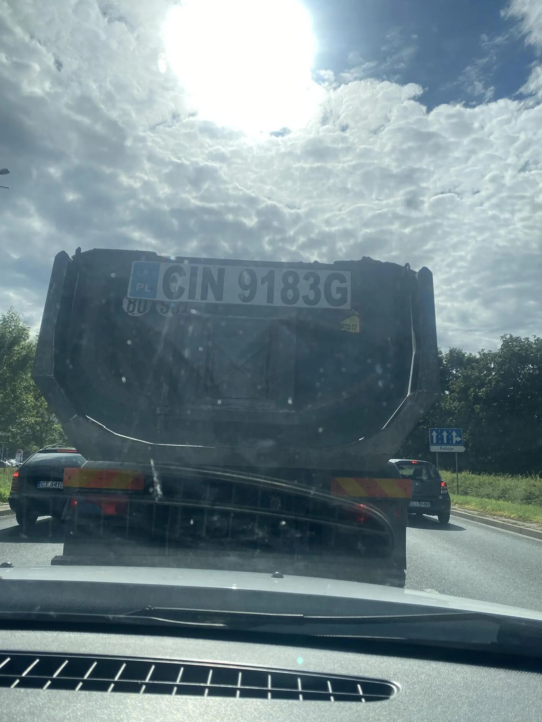 Trochę za mała rejestracja, nie widać