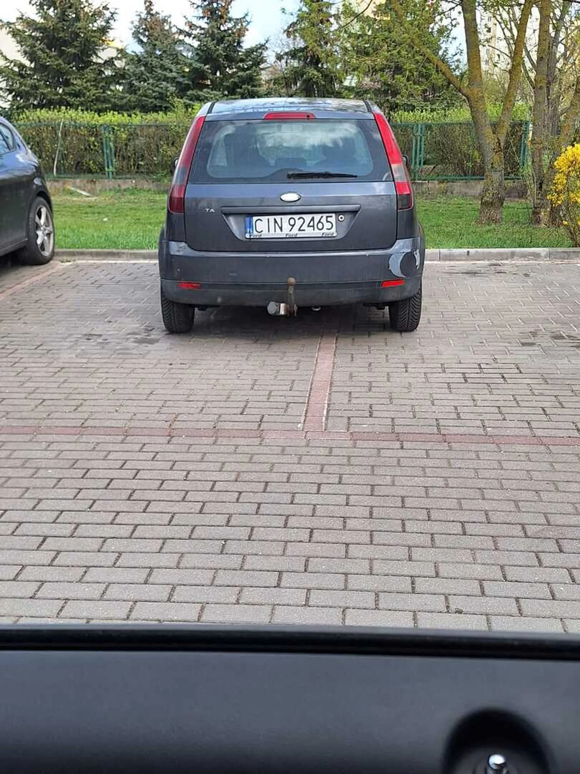 Jedno miejsce na taki duży samochód to ewidentnie za mało