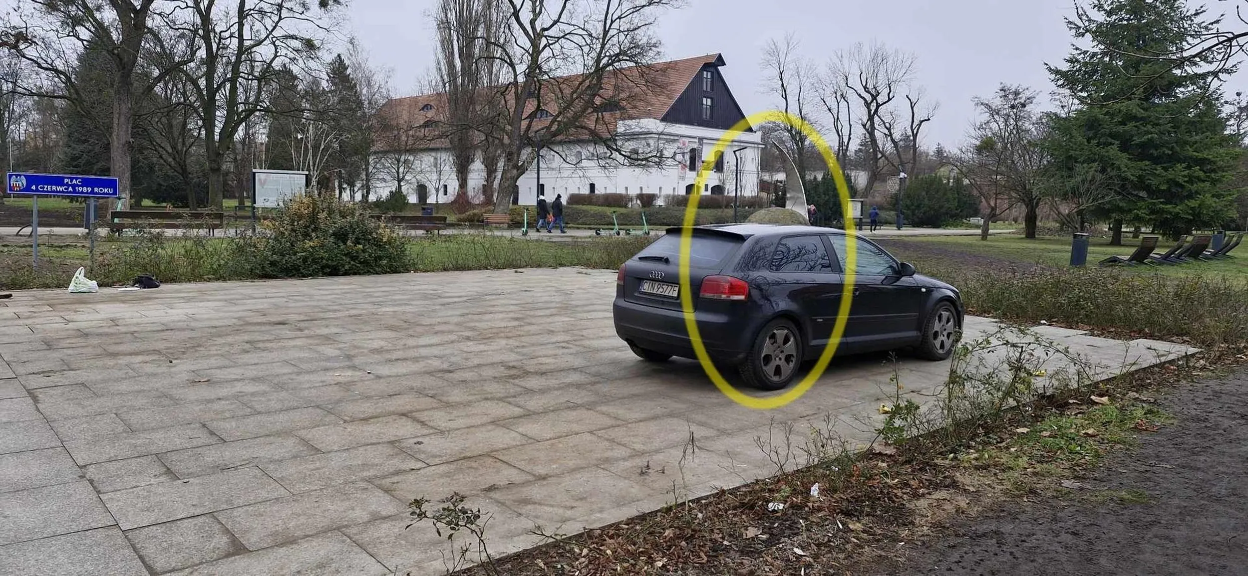 Pomnik Dar Miasta Czadca w Toruniu - instalacja artystyczna upamiętniajaca współpracę polskiego miasta Toruń ze słowackim miastem Mesto Čadca * Dla ułatwienia zaznaczyliśmy pomnik kółkiem. ? Wały gen. Sikorskiego, plac 4 czerwca 1989 roku, chodnik, vis-à-vis Urzędu Miasta Torunia