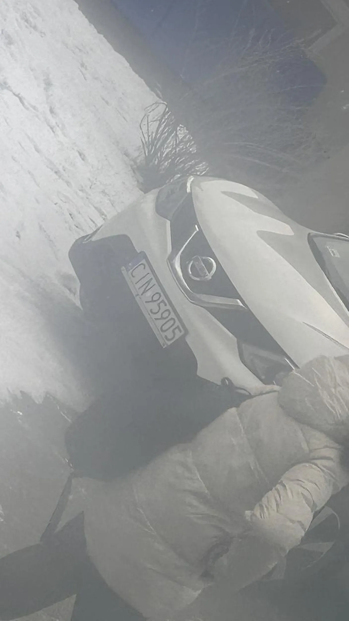 Czarny rycerz na białym koniu