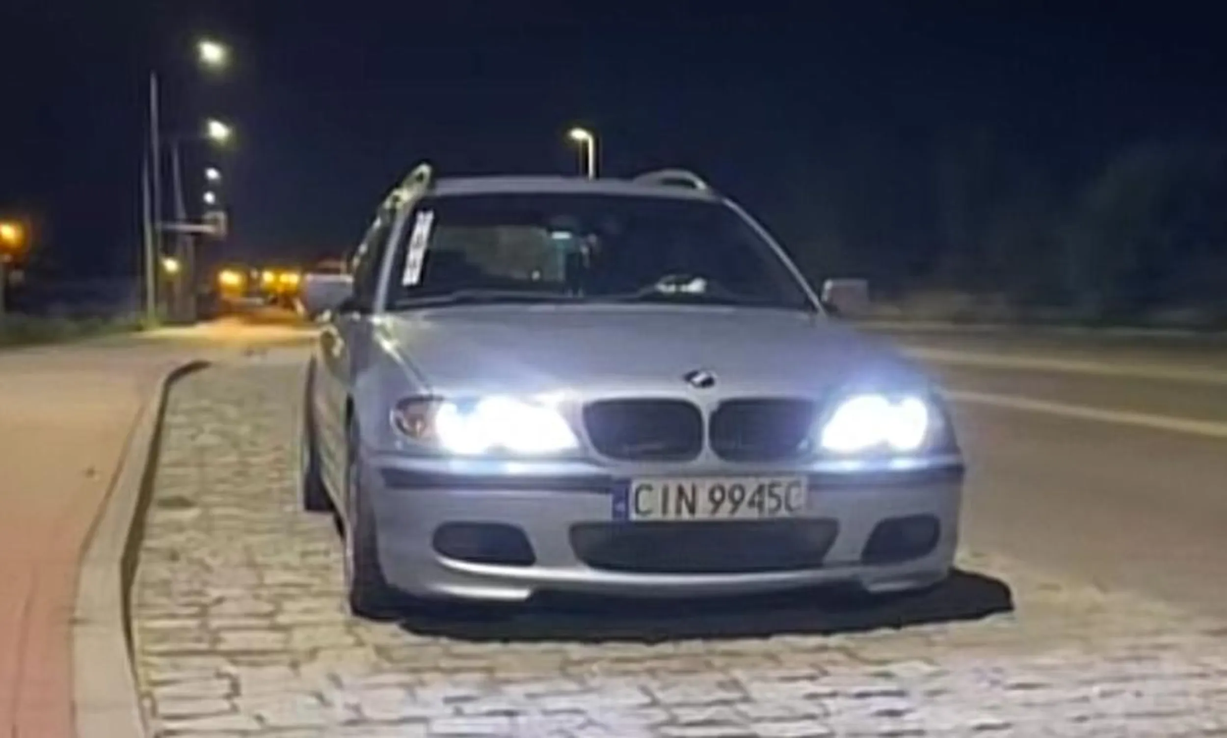 Dziecko z e4 śmieć myślące że jest bogiem drogi a to padło ledwo na piachu kręci jednym kołem