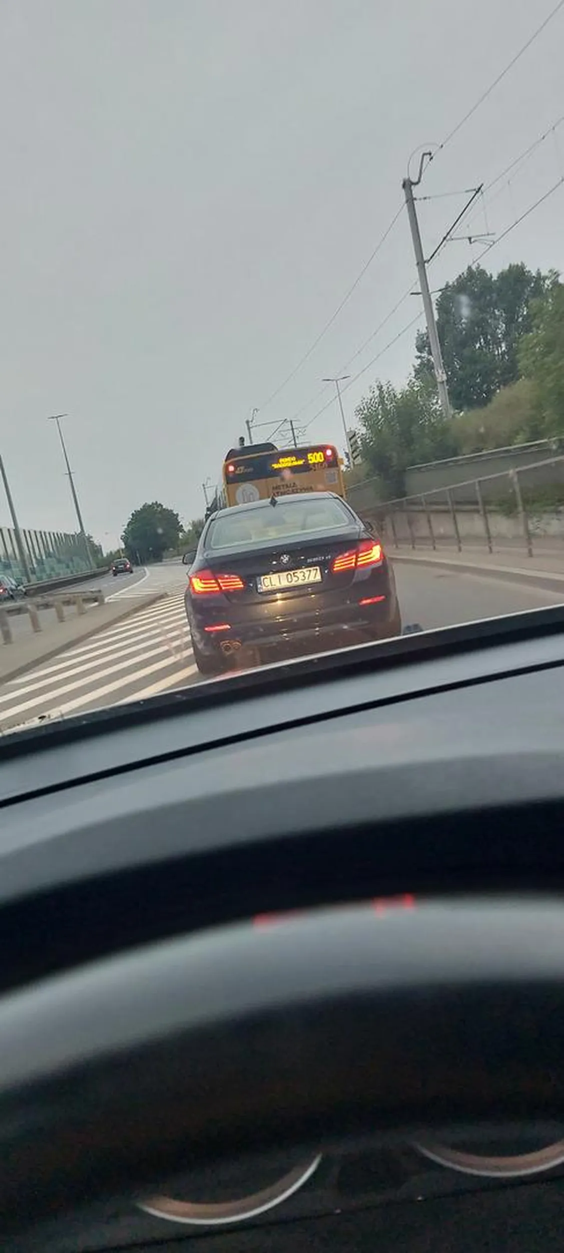 Wyprzedza jadąc "wysepka". Rozumiem zasadę 1na 1 ale nie wjeżdżając na wysepkę i wymuszanie aby wyprzedzić 1 samochód ?