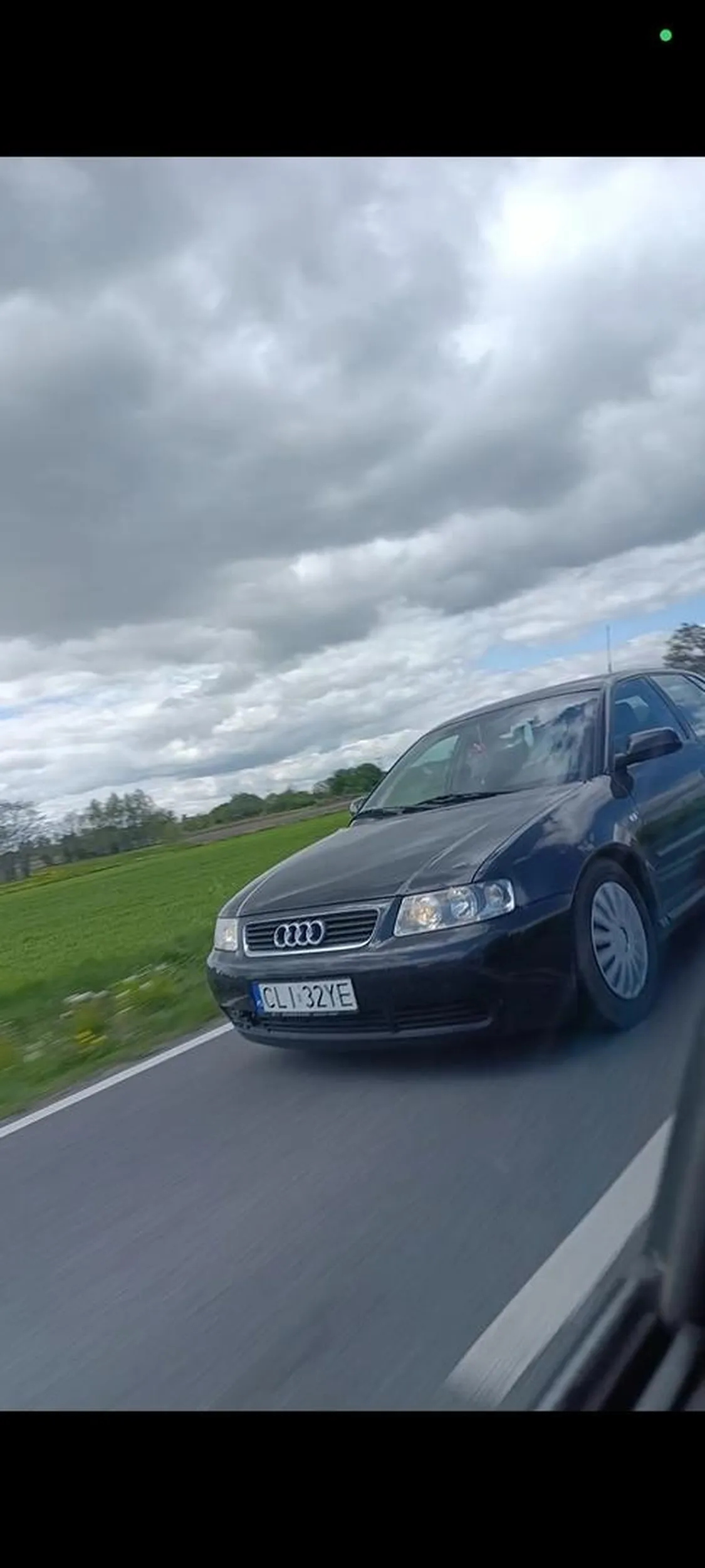 Typ jedzie napruty od prawej do lewej, trzeba uważać, ale czego oczekiwać od audi a3 ?