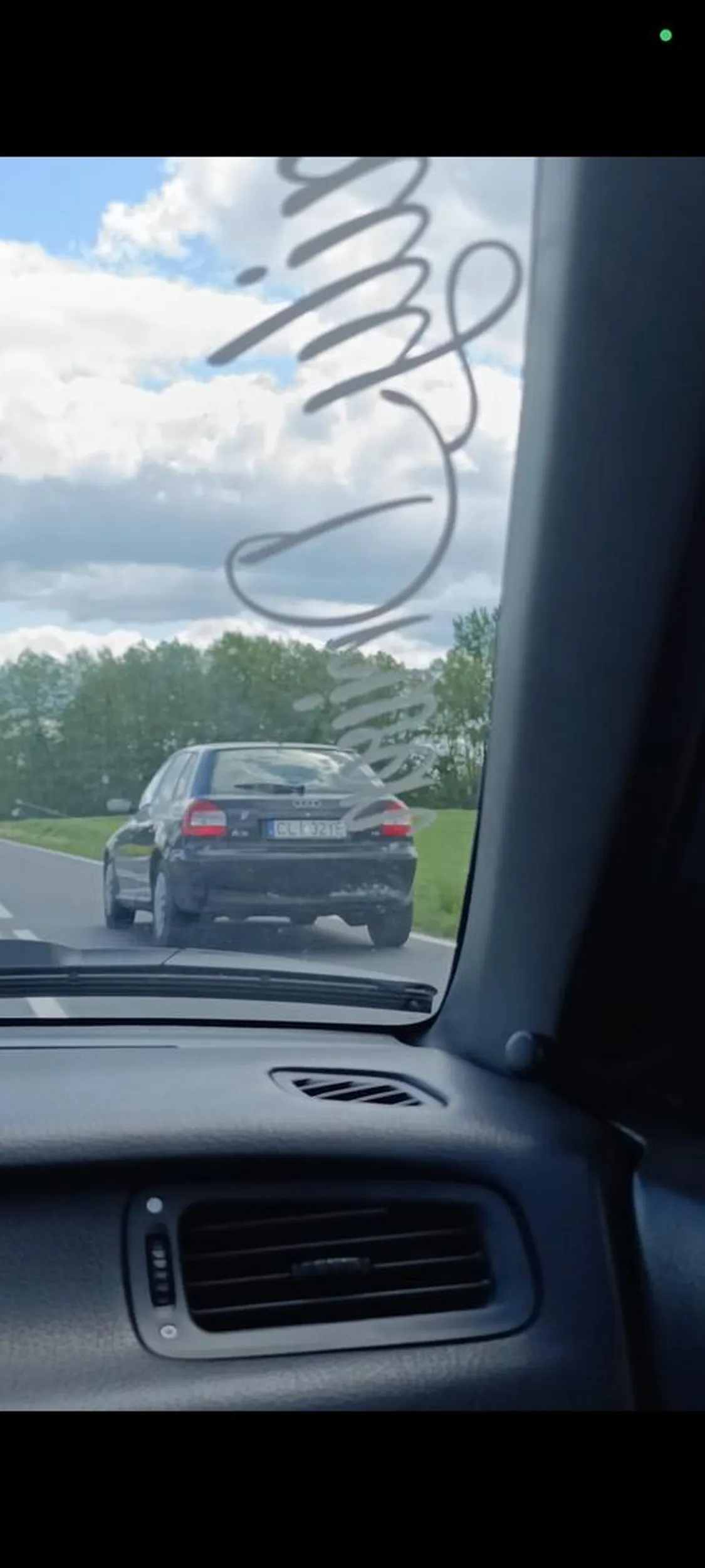 Typ jedzie napruty od prawej do lewej, trzeba uważać, ale czego oczekiwać od audi a3 ?