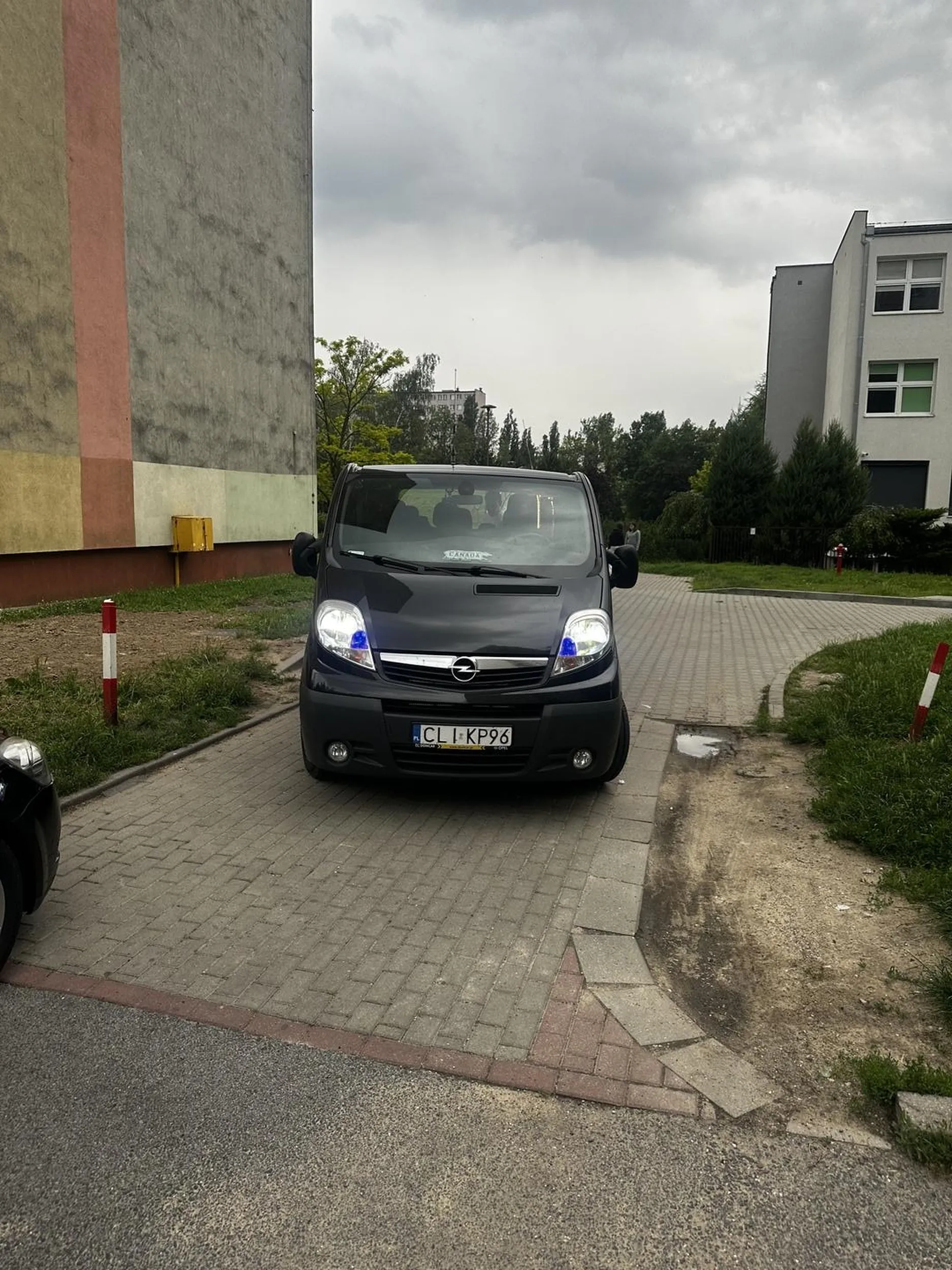 Gościu zastawia cały wjazd i jeszcze ma pretensje że swoją panną, że zwracasz uwagę