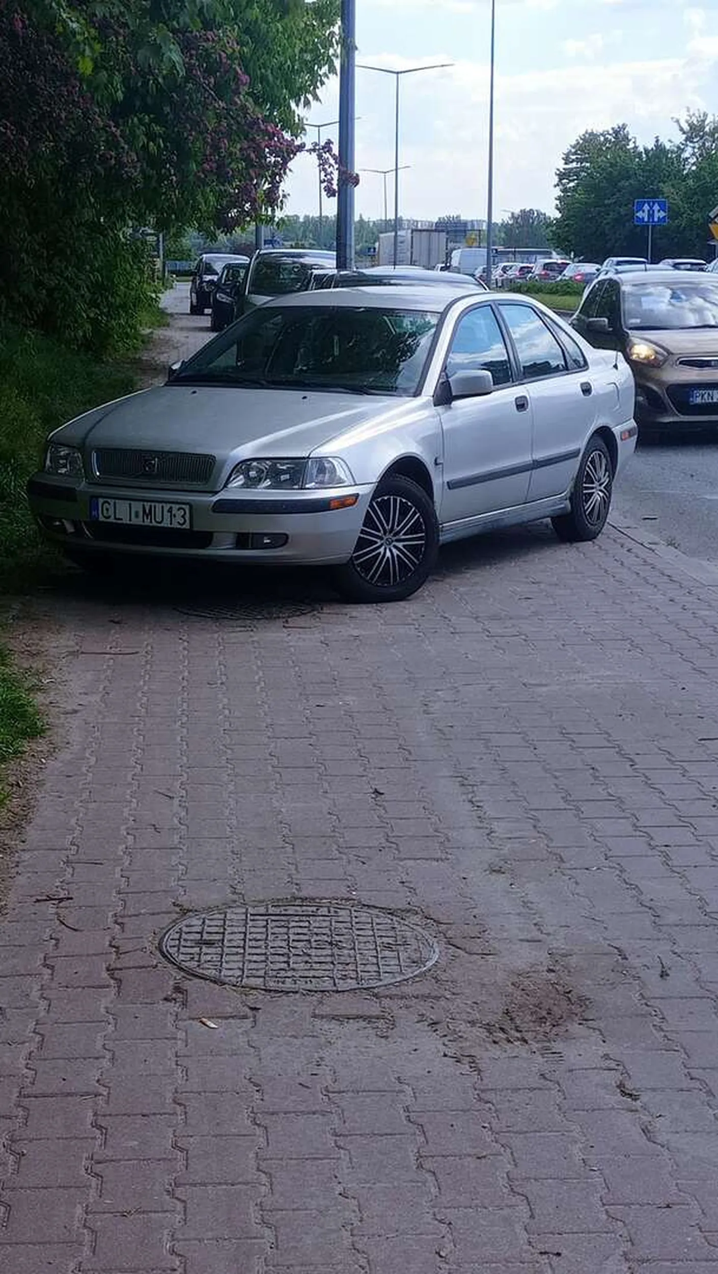 Pan/Pani z Lipna postanowiła przejechać 100km do Konina i zablokować cały chodnik na co najmniej 5 godzin (wolne miejsca przed samochodem dowodem że to nie było na "minutkę"). Rozumiem jakby to była droga osiedlowa, ale z lewej (skarpa ziemna 1 metr wysokości) a z prawej droga krajowa dwupasmowa przecinająca miasto...)   Jak zj*** trzeba być by takie coś zrobić?