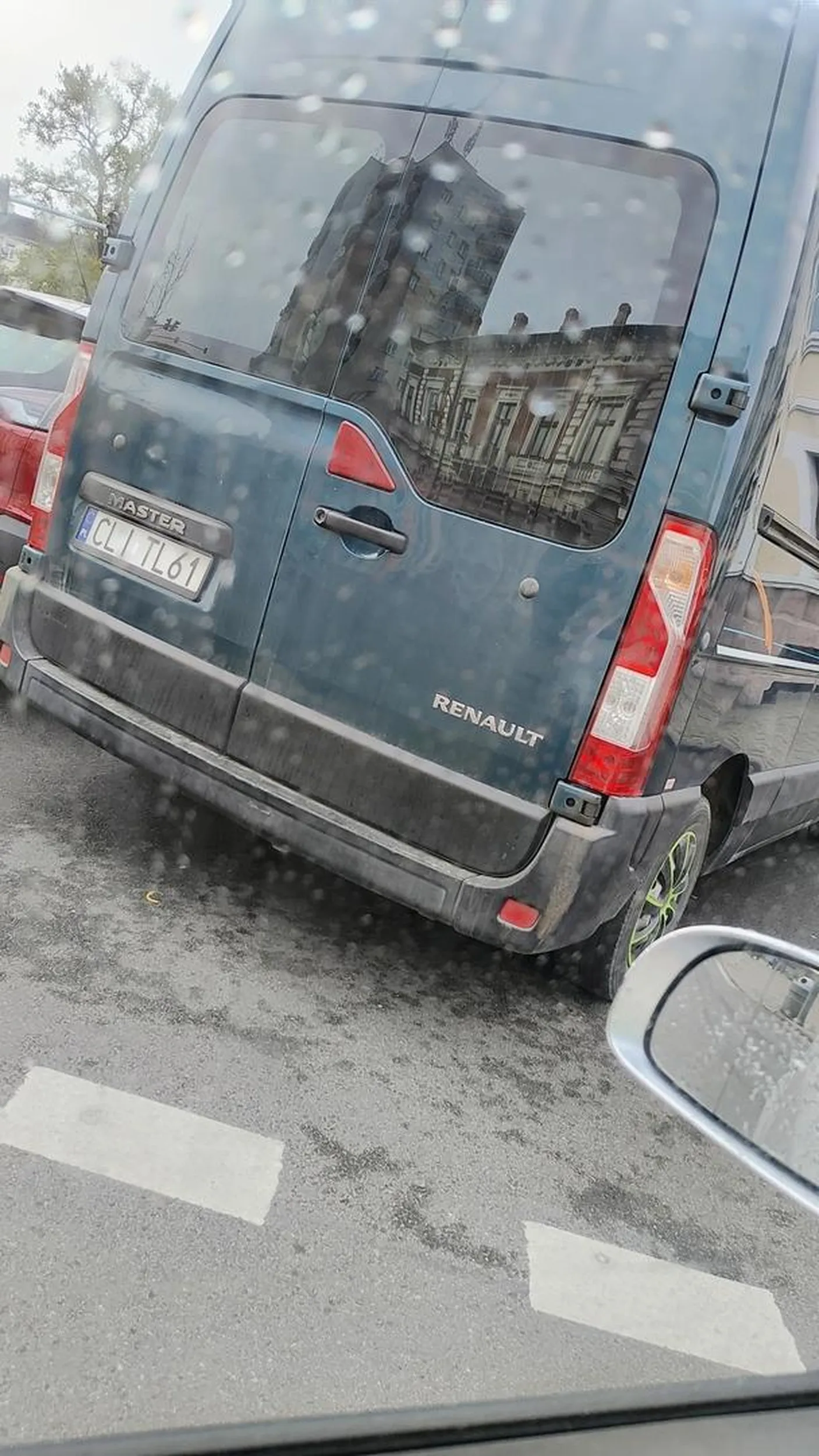 Zaparkował tak że trzeba było się wciskać do pojazdu... Typowy brak kultury... Pozdrowienia z Włocławka z godziny przed 8 16.04