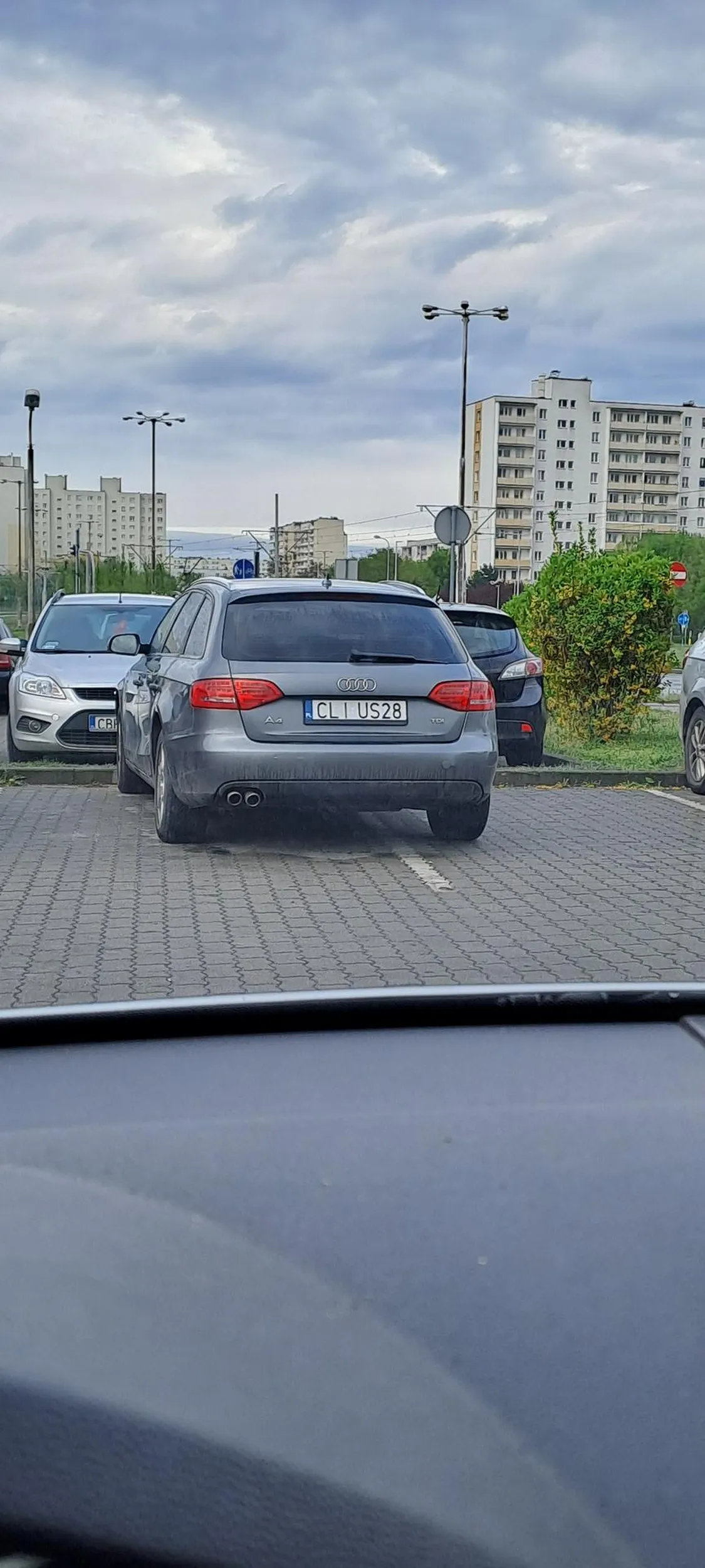 Jaką k***ą trzeba być żeby parkować tak pod Szpitalem dziecięcym