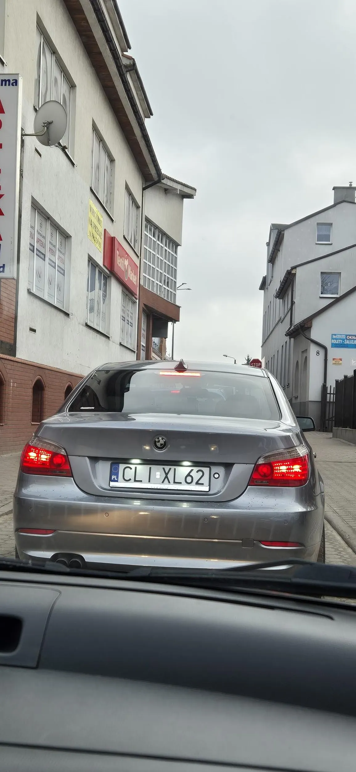 Pan z bmw stojąc w nakielskim korku, wypluł gumę na chodnik, prosto pod nogi starszej pani! Naucz się kultury łysa głowo!!