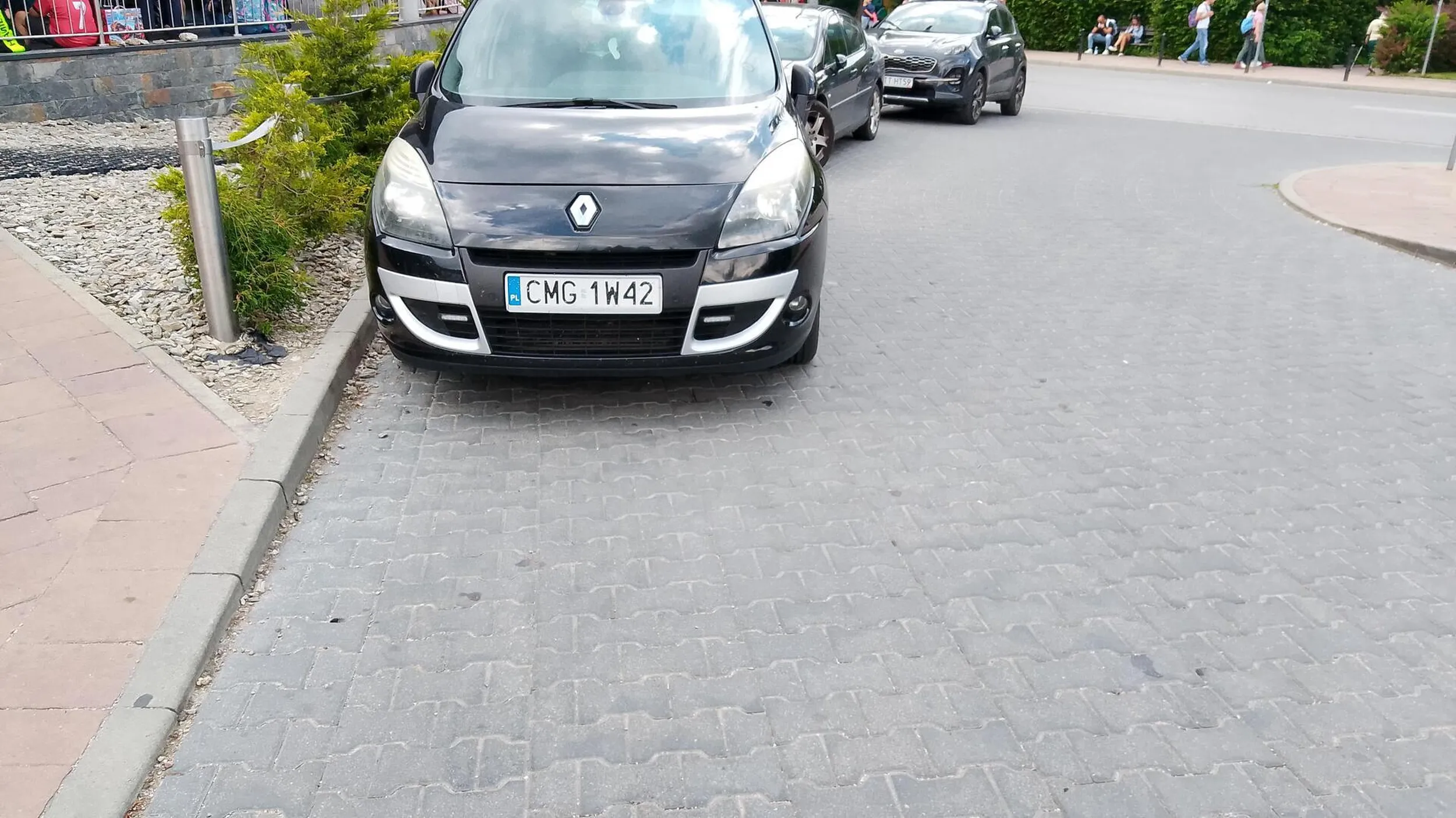 IQ na minusie skręca z pasa do jazdy w przeciwnym kierunku. Oddaj prawko do fabryli lays