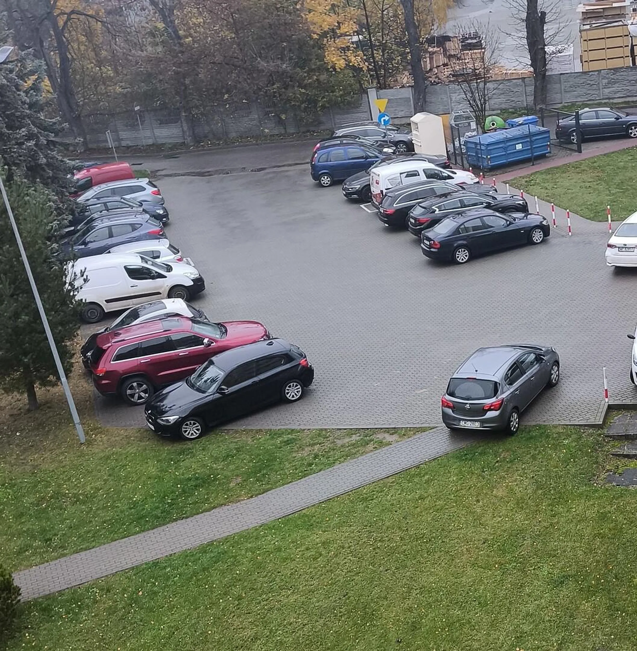 Król zaparkował to najważniejsze,a że zablokował chodnik to już mniejsza o to.