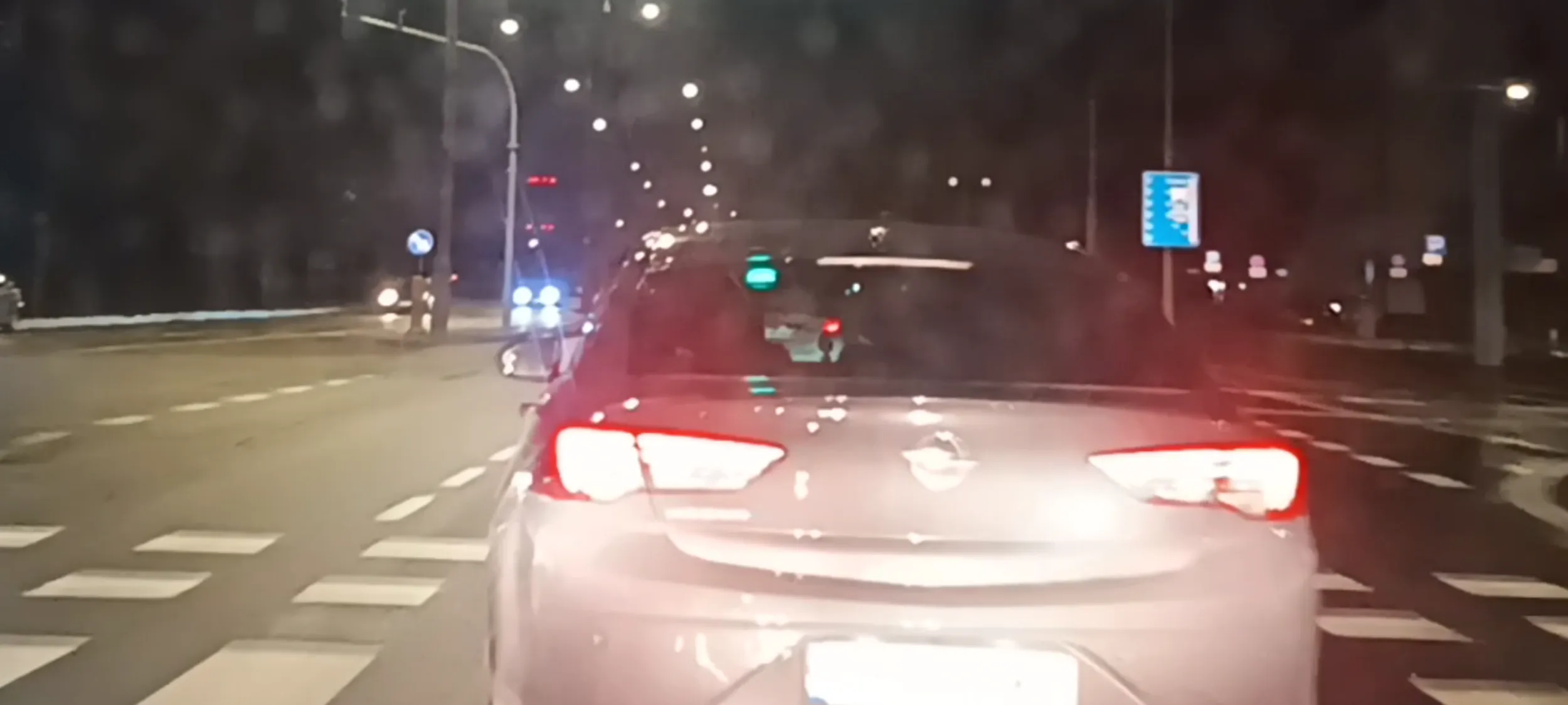 Młody Bandyta drogowy zajechał mi drogę na pasie ruchu, prawie doprowadzając do wypadku, zabrakło 10cm przy prędkości 60kmh