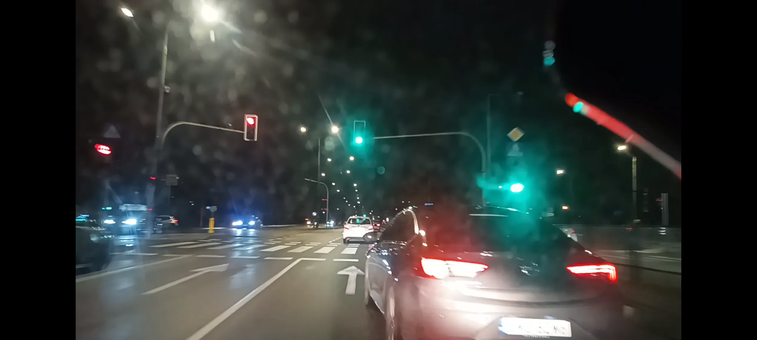 Młody Bandyta drogowy zajechał mi drogę na pasie ruchu, prawie doprowadzając do wypadku, zabrakło 10cm przy prędkości 60kmh