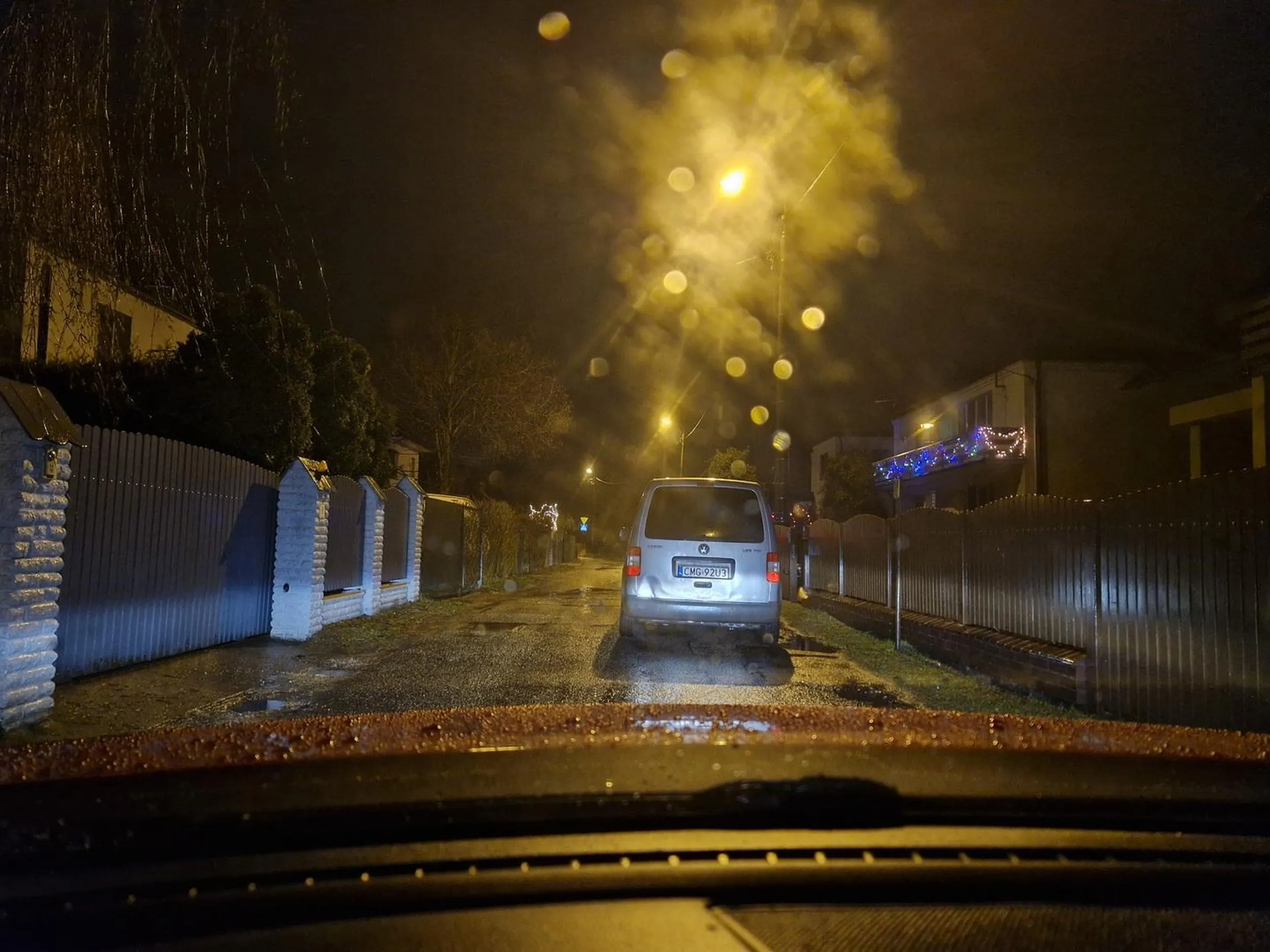 Czy naprawdę tak wielkim problemem jest postawienie swojego pojazdu bliżej krawędzi drogi aby przejazd był bez utrudnień, a trawnik sonsiada cały?