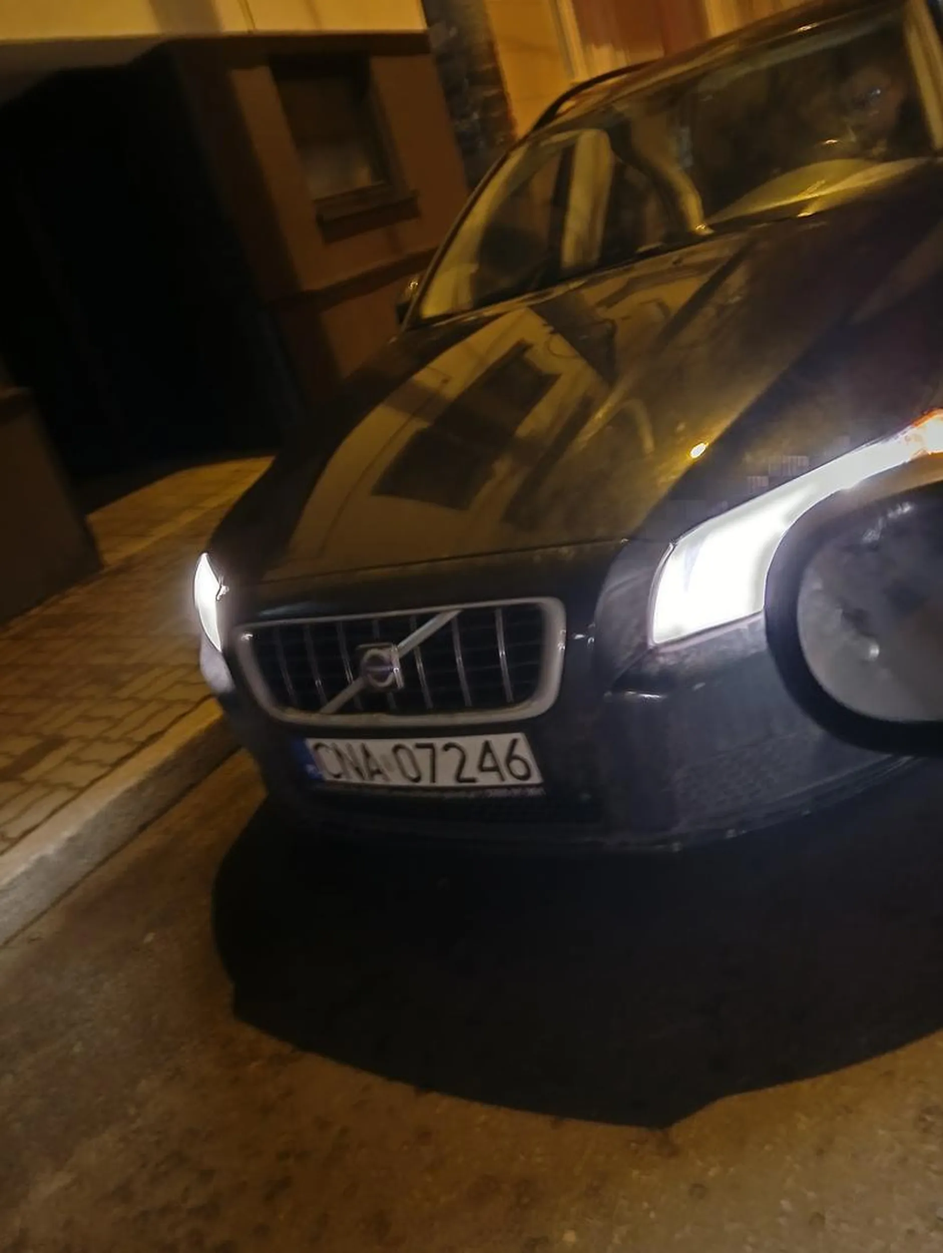 Upośledzona baba skrzywdzona przez jakiegoś faceta próbuje wylewać swoje niepowodzenia życiowe na drogę wymuszając pierwszeństwo na taksówce i jednocześnie blokując ruch na 15min? legendy głoszą że czeka do dzisiaj jaka uroda taka kultura - bardzo niska nie pozdrawiam