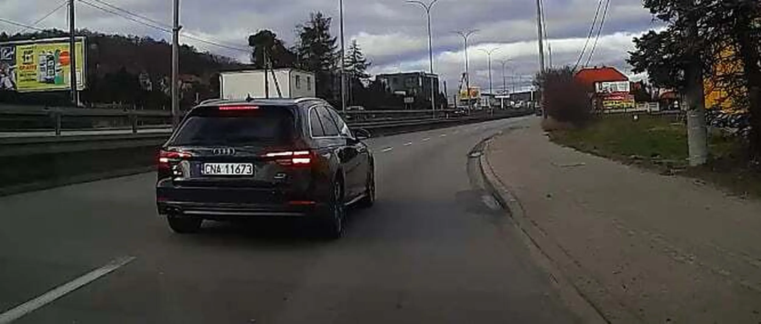 Jeżeli takimi manewrami i sposobem jazdy zaimponowałeś swojej partnerce, proszę, nie rozmnażajcie się ? Cham wyprzedza aby wyhamować, geniusz intelektualny.