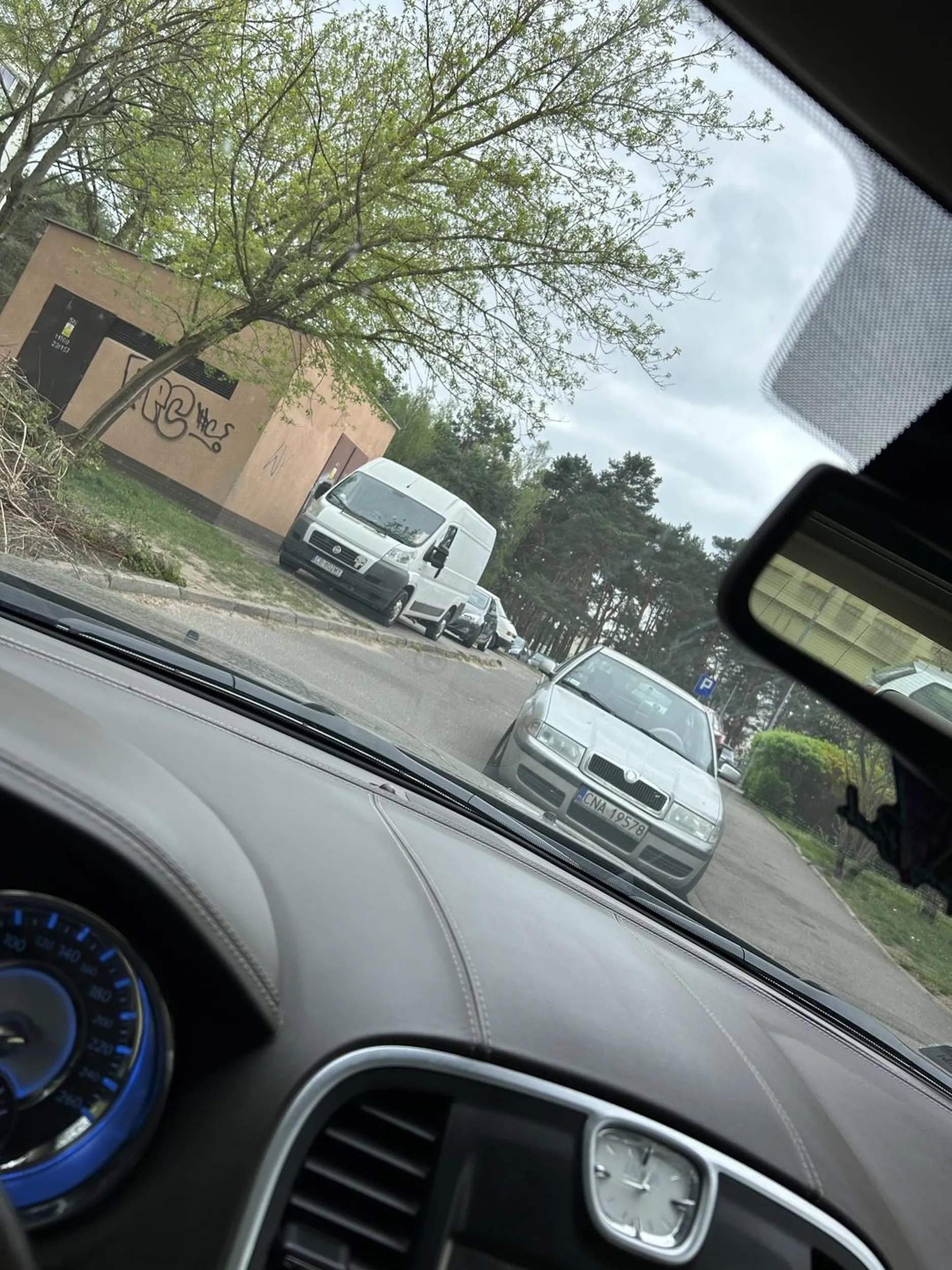 Standard jak na CNA , zablokowała pipa drogę a po kierowcy śladu nie ma.