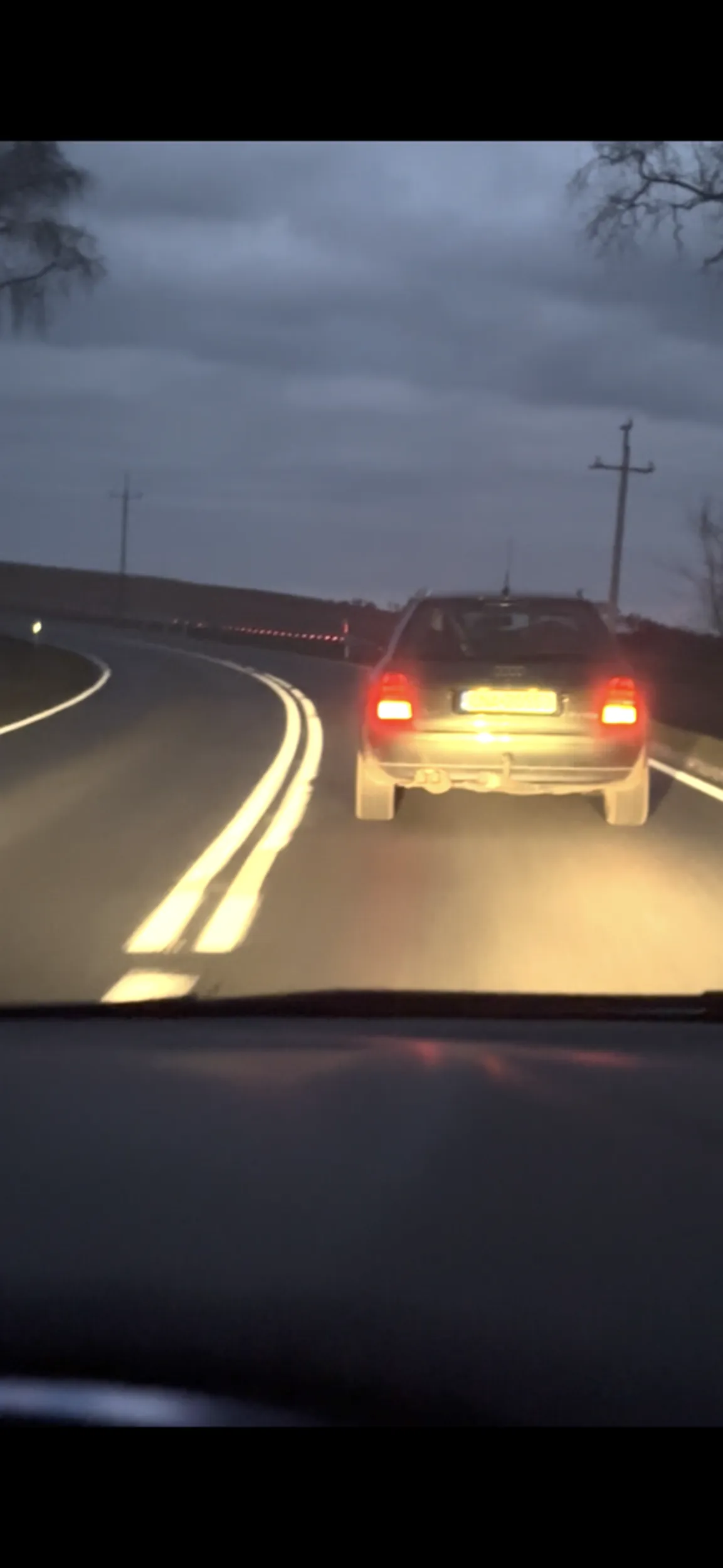 Typowy prostak za kierownicą. Najeżdża na dupe, mruga swiatlami. Jak zwolnilam i jechalam zgodnie z ograniczeniami, to wyprzedzil i zwolnil, utrudnial ruch. Typowe zagrozenie na drodze, a prawko chyba wygrane w chipsach.