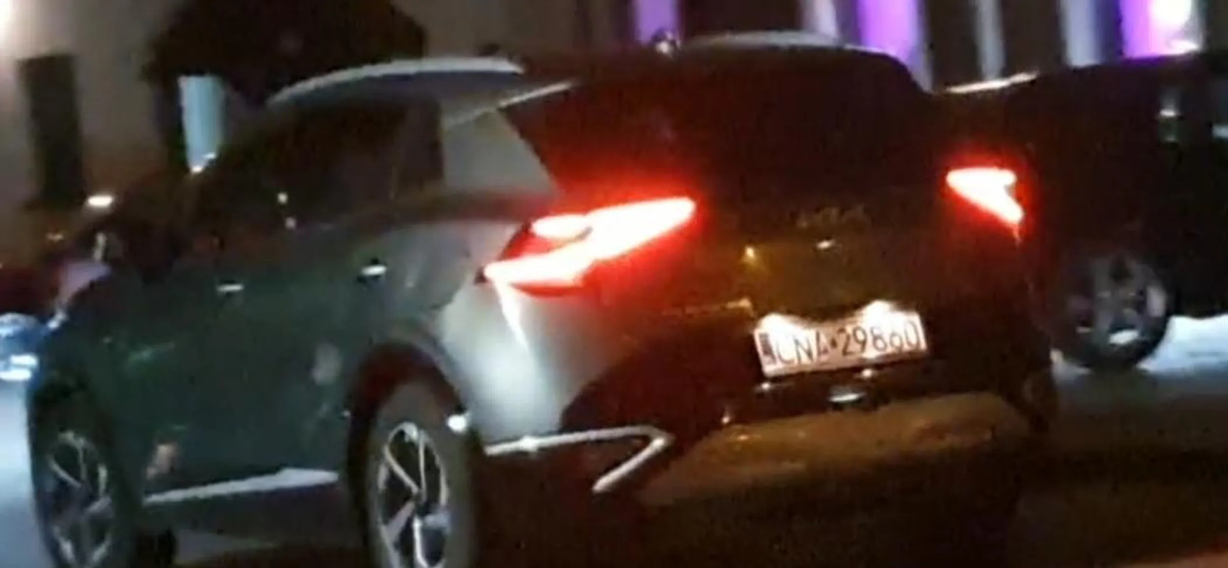 Państwo po imprezie prawdopodobnie pod wpływem narkotyków i alkoholu nie potrafili wyjechać z parkingu , wystarczyło wycofać Dwa stare typy które wyleciały aby się pizgać na klatce schodowej