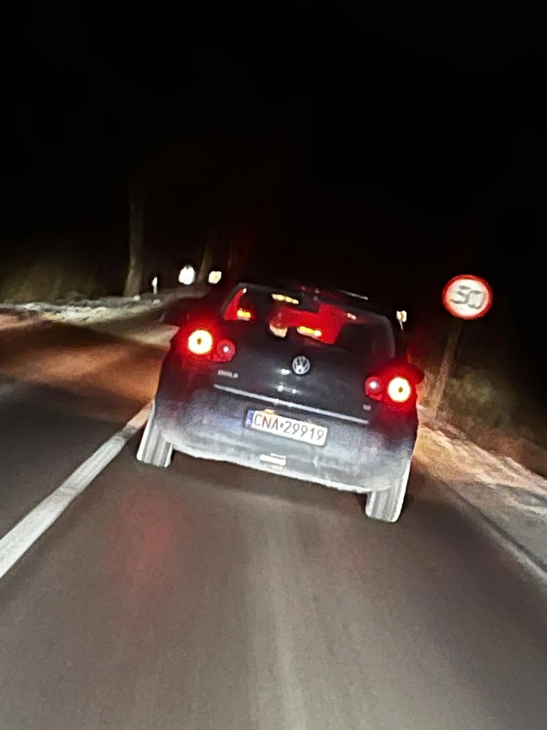 Pusty łeb z długą szyją z golfa przez około 15km siedział na zderzaku, jak go przepuściłem i zrobiłem to samo to od razu zahamował. Tylko on może siedzieć na zderzaku nikt inny ?