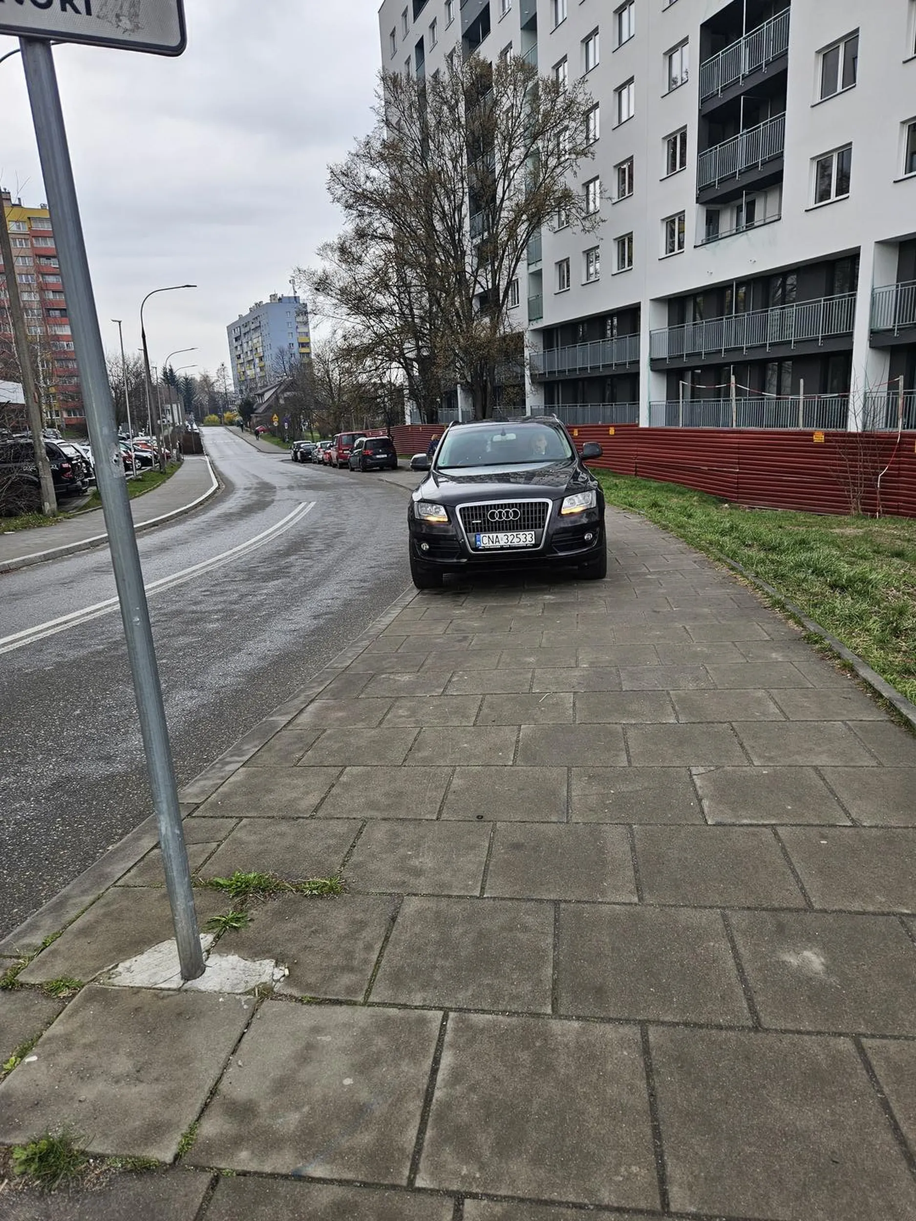 Parkowanie z zajeciem chodnika, Kraków, Ściegiennego