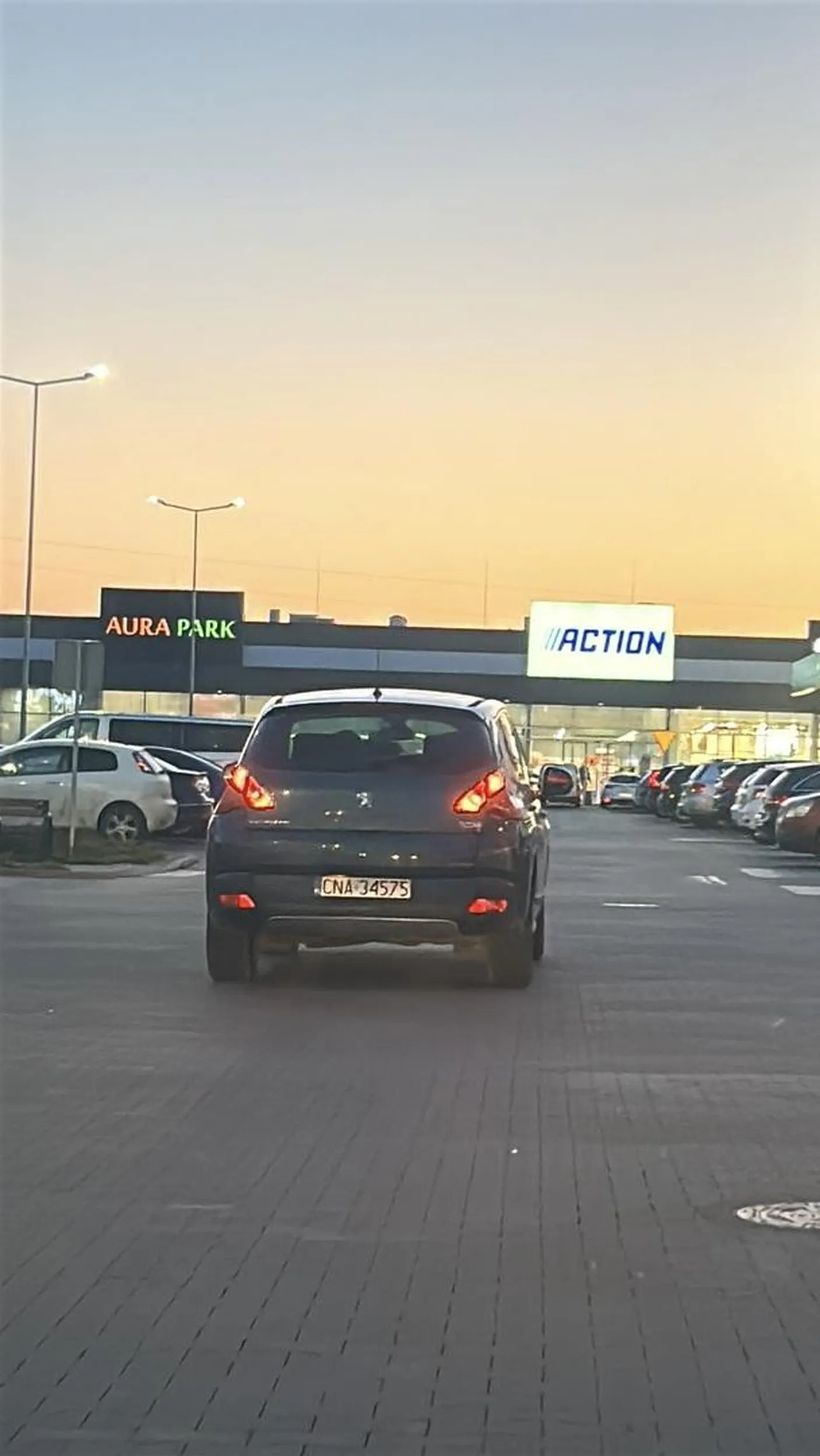 Drogi kierowco, to nie Anglia ani teren prywatny, żeby jeździć wedle uznania. Od początku ulicy Mroteckiej aż po Aura Park jazda od lewej do prawej... nie dość że brak znajomości przepisów, to jeszcze zagrożenie. Myślenie nie boli, a prawo jazdy to chyba z chipsów.