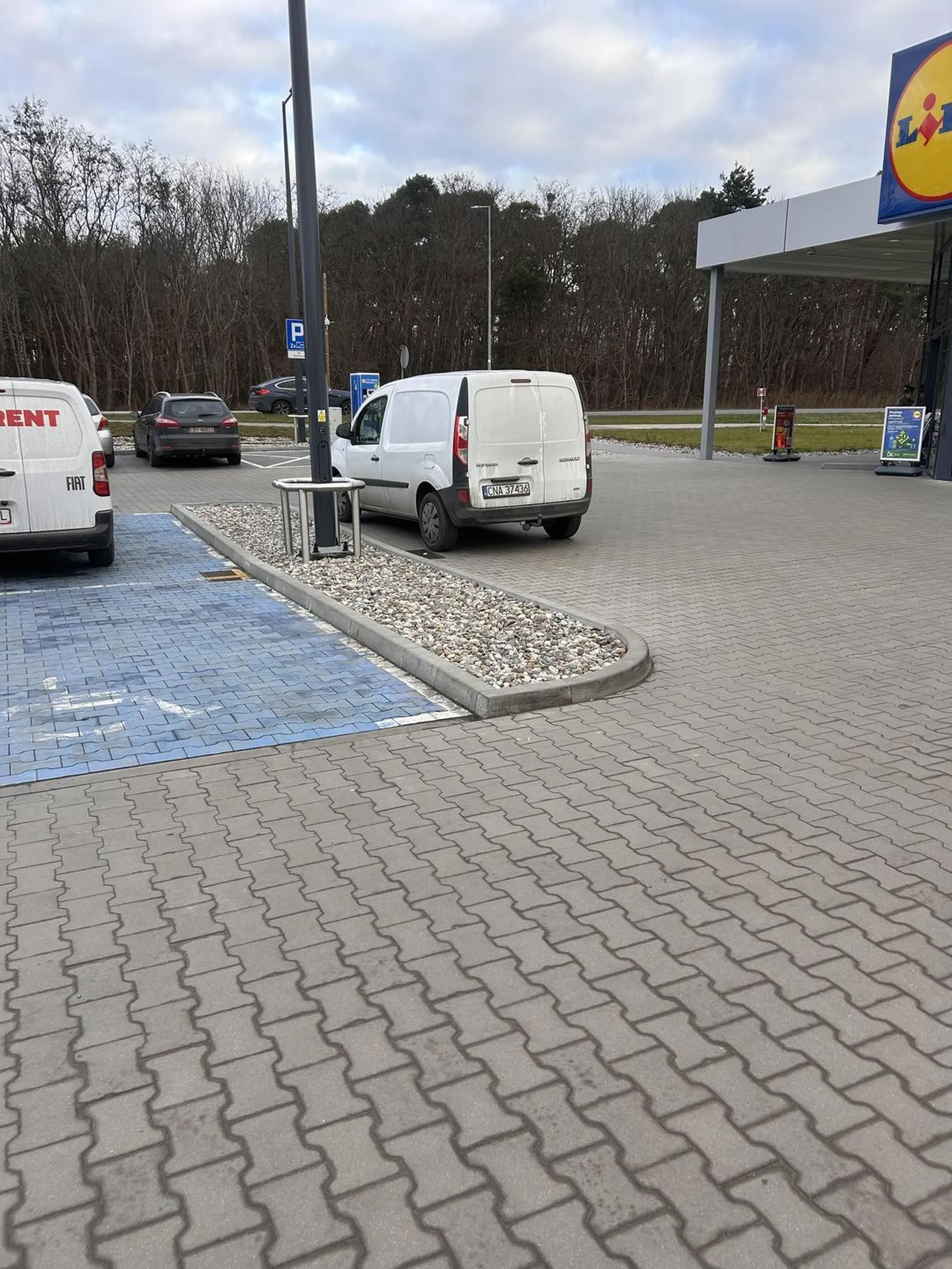 Proponuję parkować na miejscach do tego wyznaczonych.