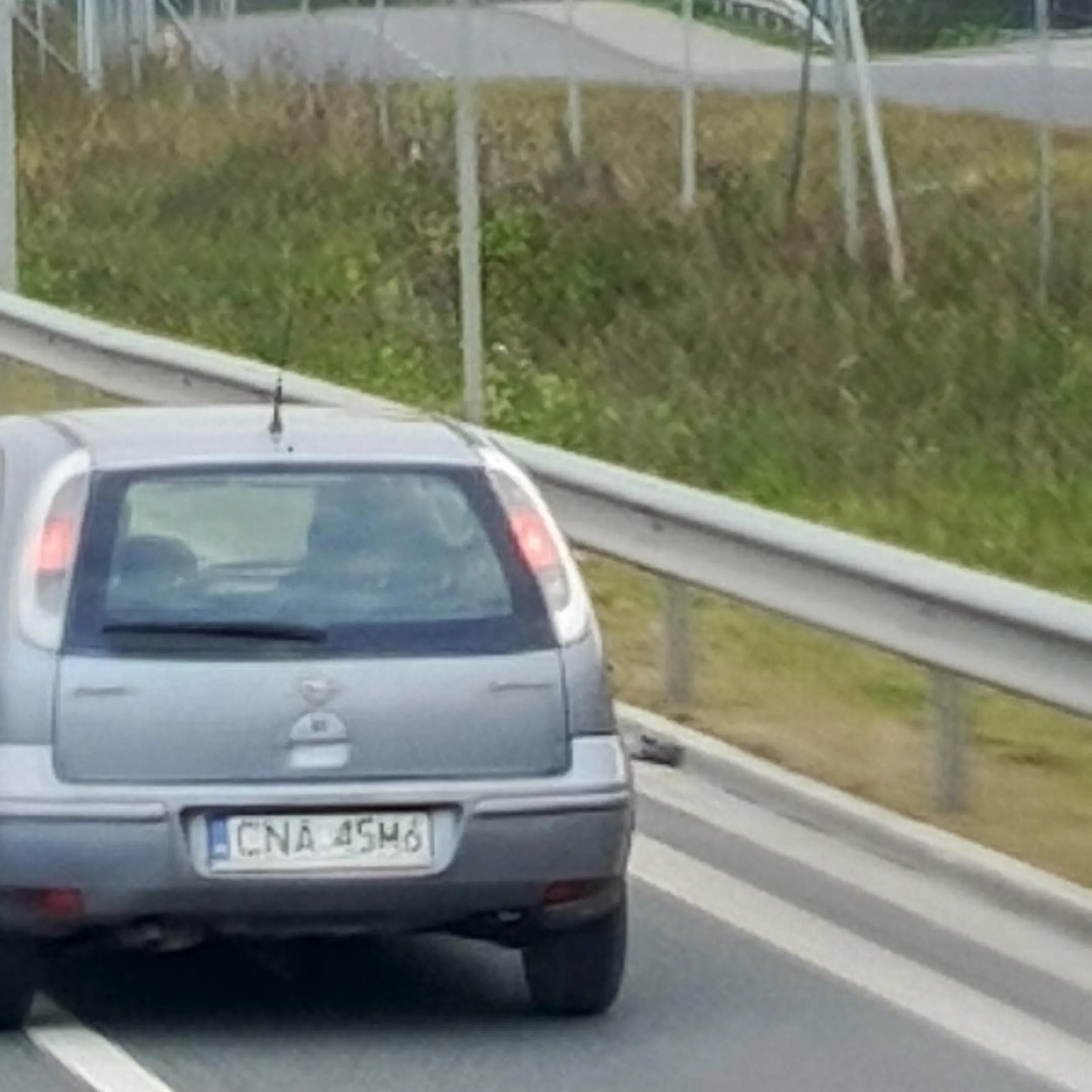 Na drodze ekspresowej wyprzedza po czym zajmuje prawy pas u zwalnia do 75-80 kiedy chce się go wyprzedzić dodaje gazu .. zero mózgu