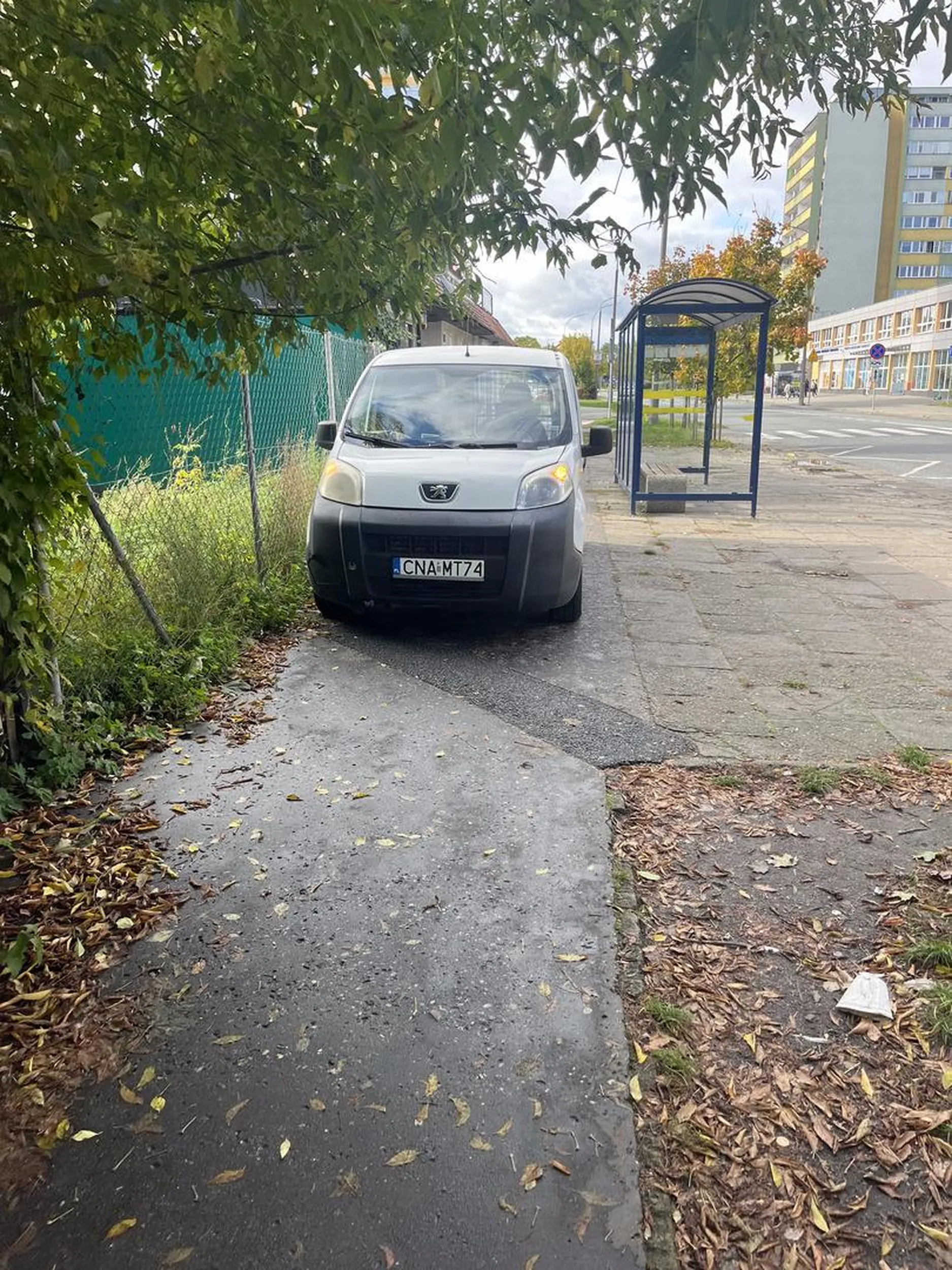 nie stój na chodniku, jak chcesz być tak blisko paczkomatu to do niego wjedź