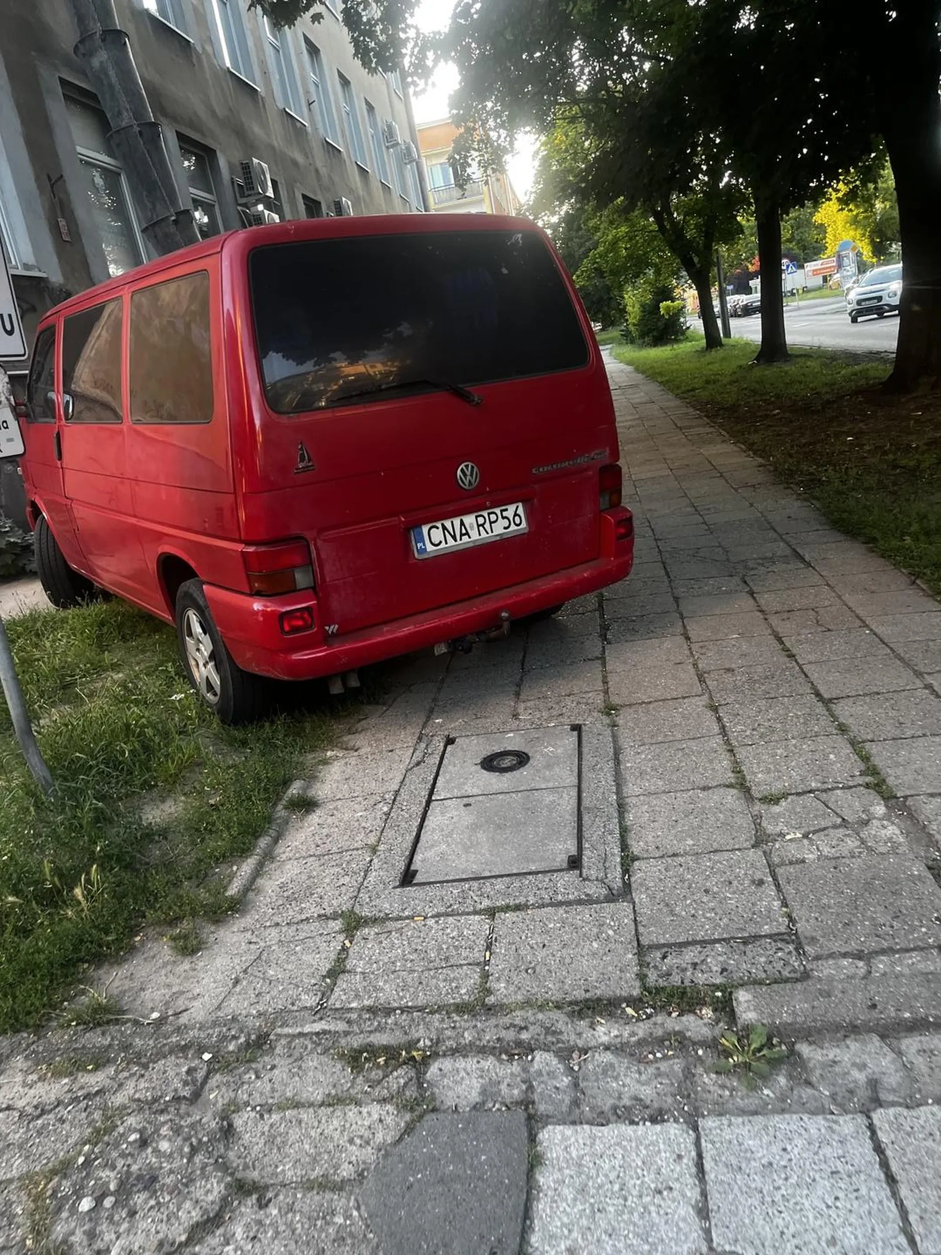 Staje na trawie i na chodniku praktycznie codziennie pomimo parkingów dosłownie obok