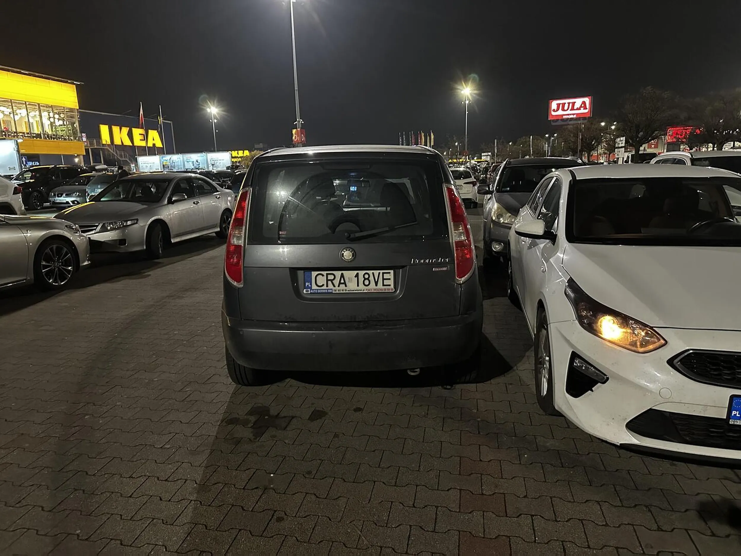 Kierowco wyobraź sobie że linie to nie jest tylko sugestia, a faktycznie wskazanie jak należy parkować. Zajmowanie dwóch miejsc parkingowych i blokowanie dojścia do drzwi samochodu na trzecim miejscu nie jest w porządku. Polecam powrót na plac szkoleniowy.