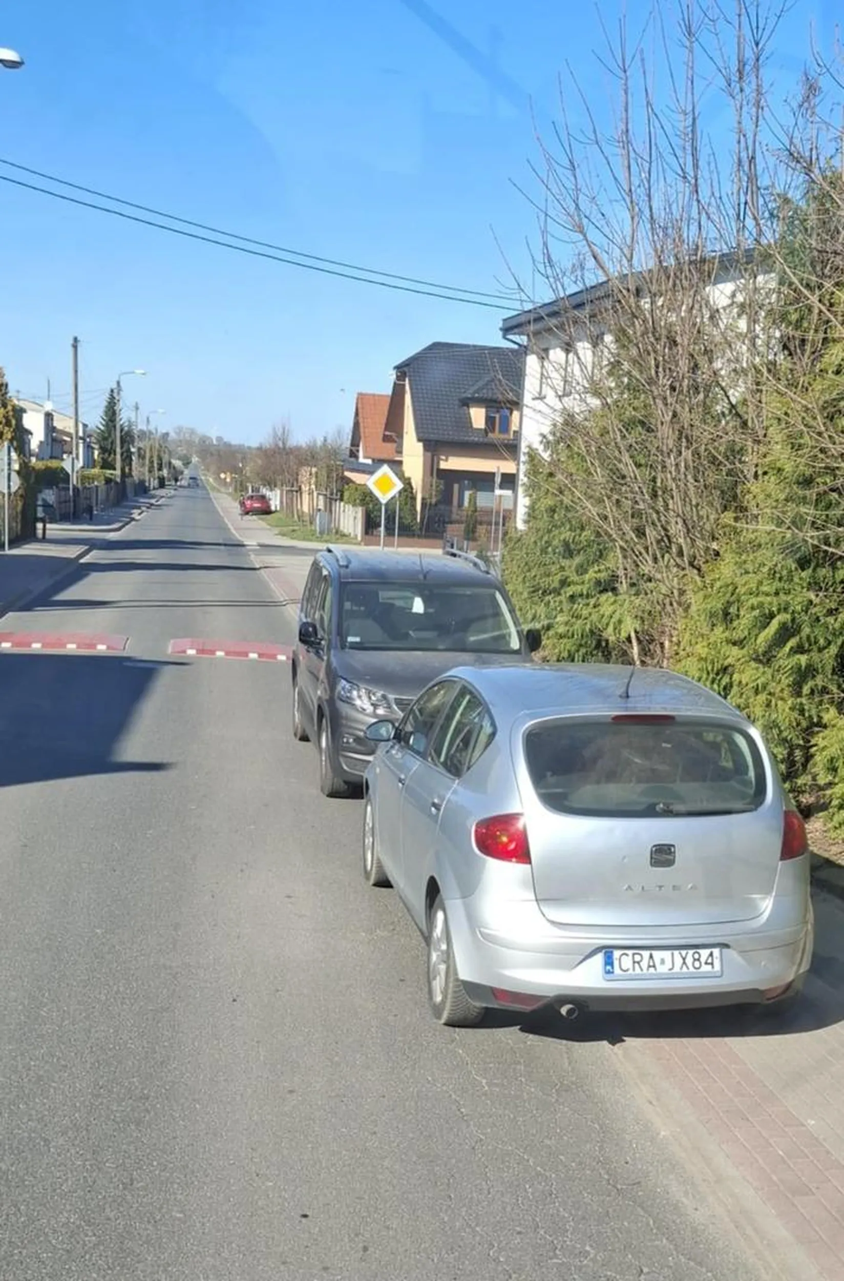 Chodnik to nie parking a zwłaszcza na skrzyżowaniu i przy progu zwalniającym