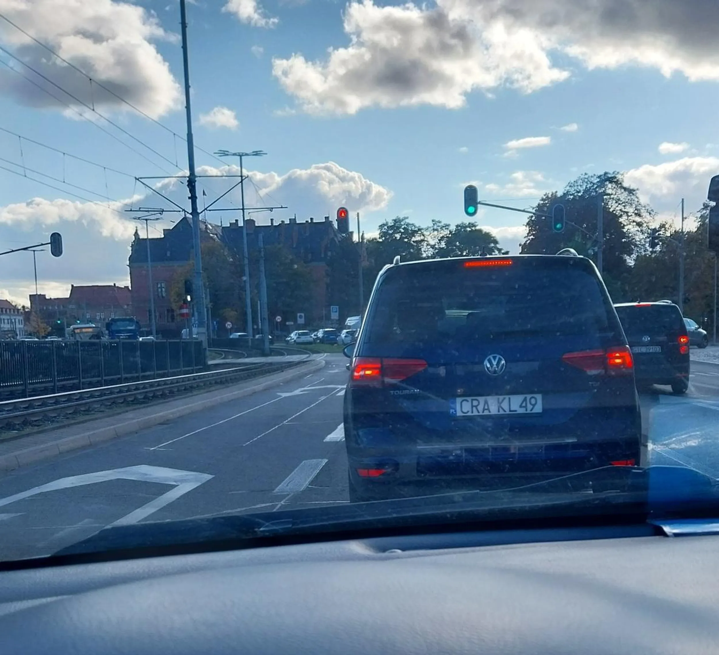 Uwaga na tego kierowcę! chamsko wbija się na pas, doprowadzając prawie do kolizji.