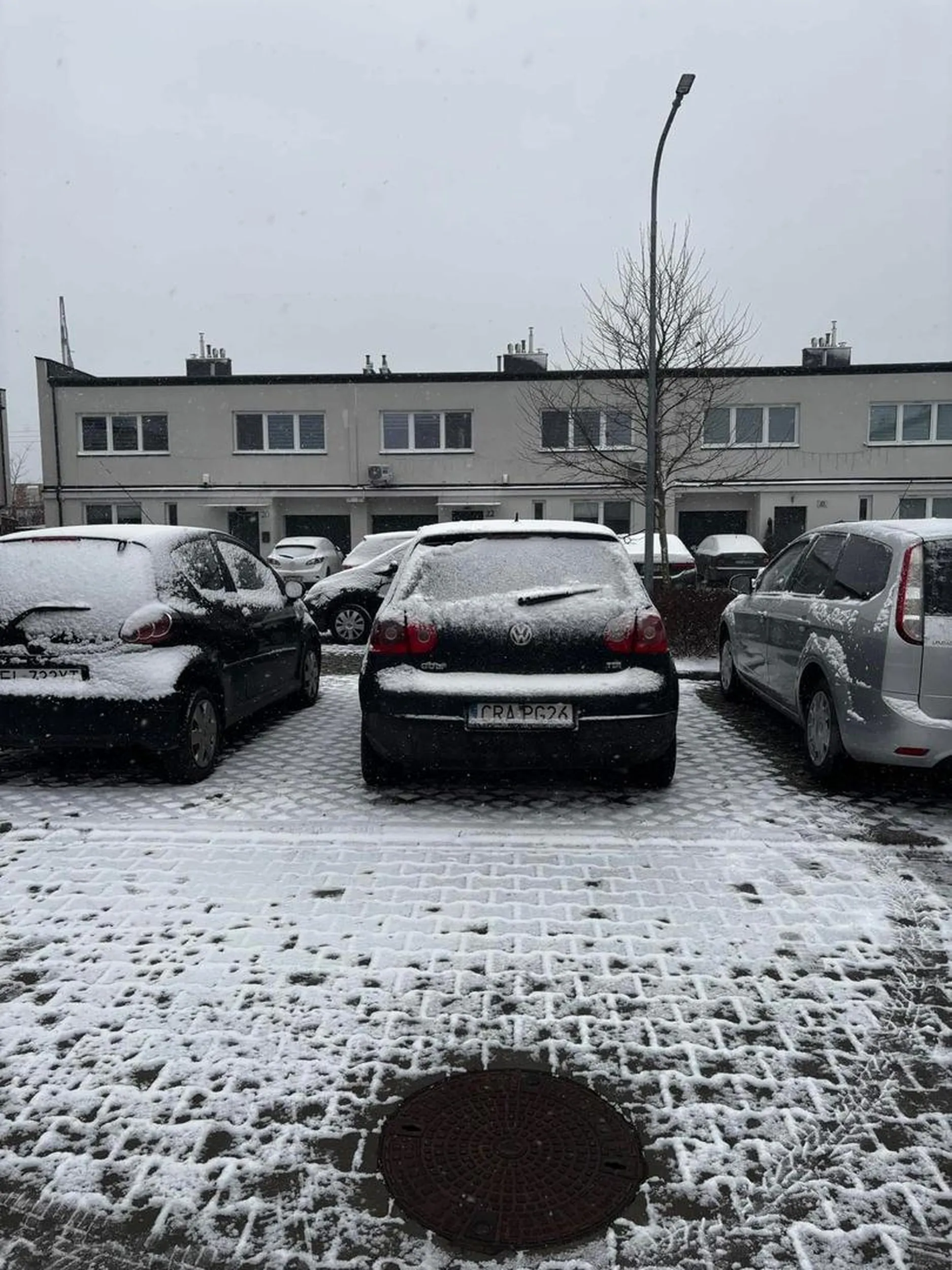 Baran parkuje na prywatnym miejscu parkingowym.