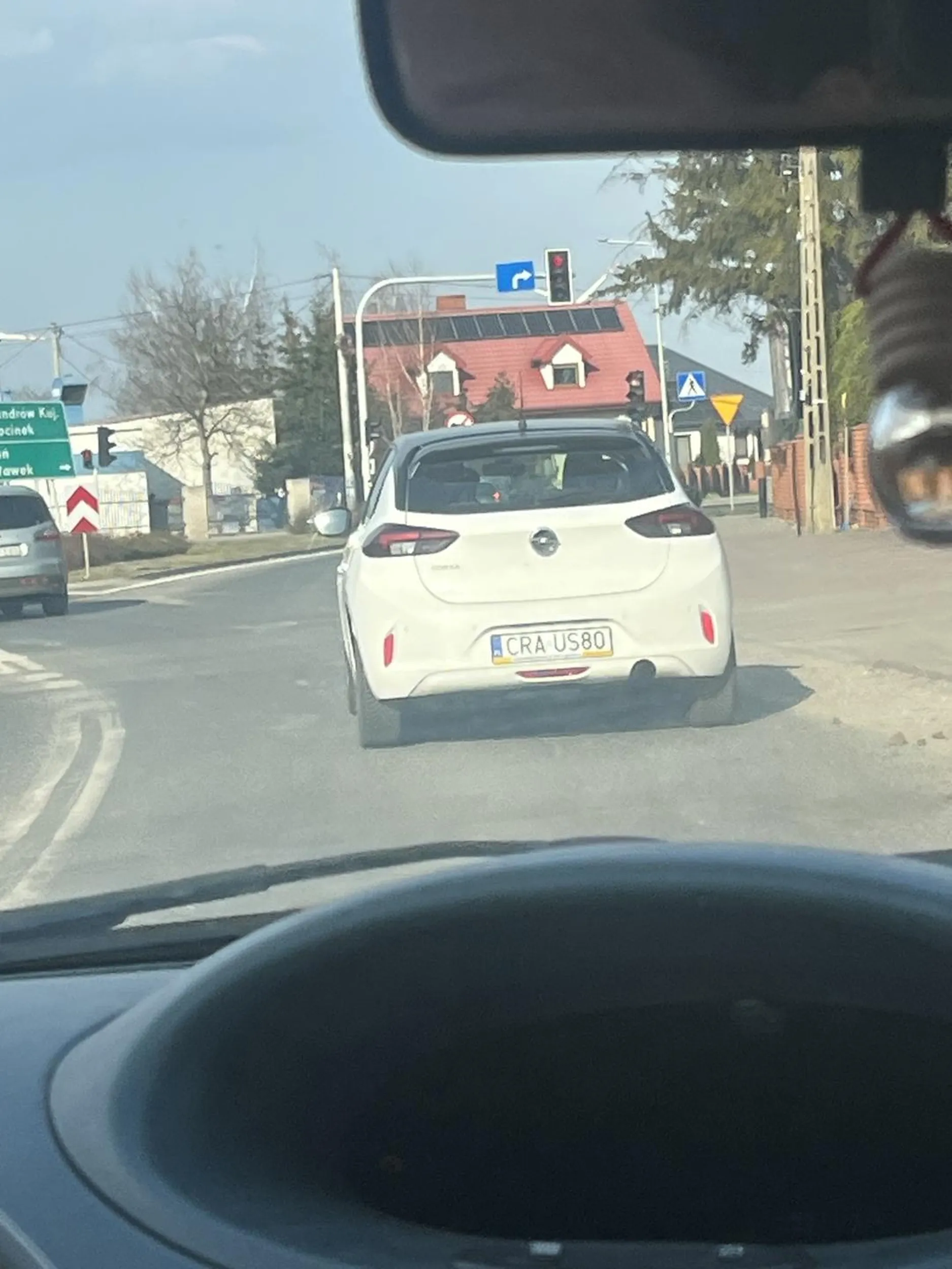 kobieta kierująca to auto nie zwraca uwagi na inne samochody, wymusza pierwszeństwo, powinna mieć zabrane uprawnienia!!!