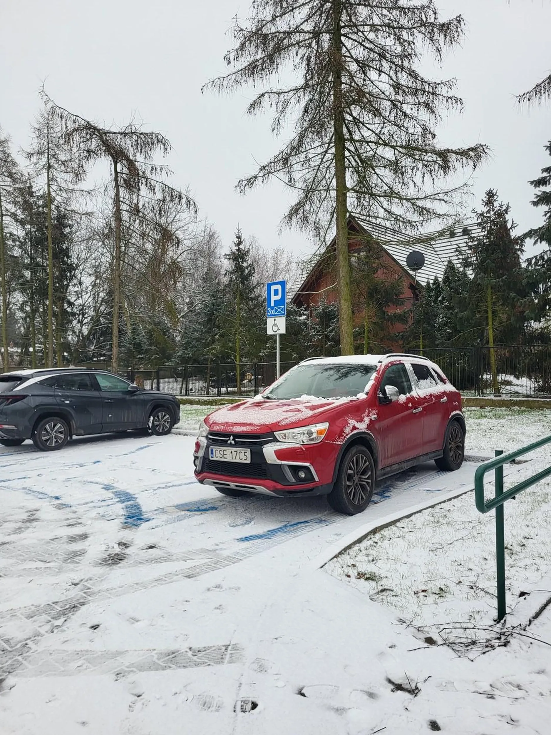 Pojeb znowu parkuje na miejscu dla inwalidow bez karty