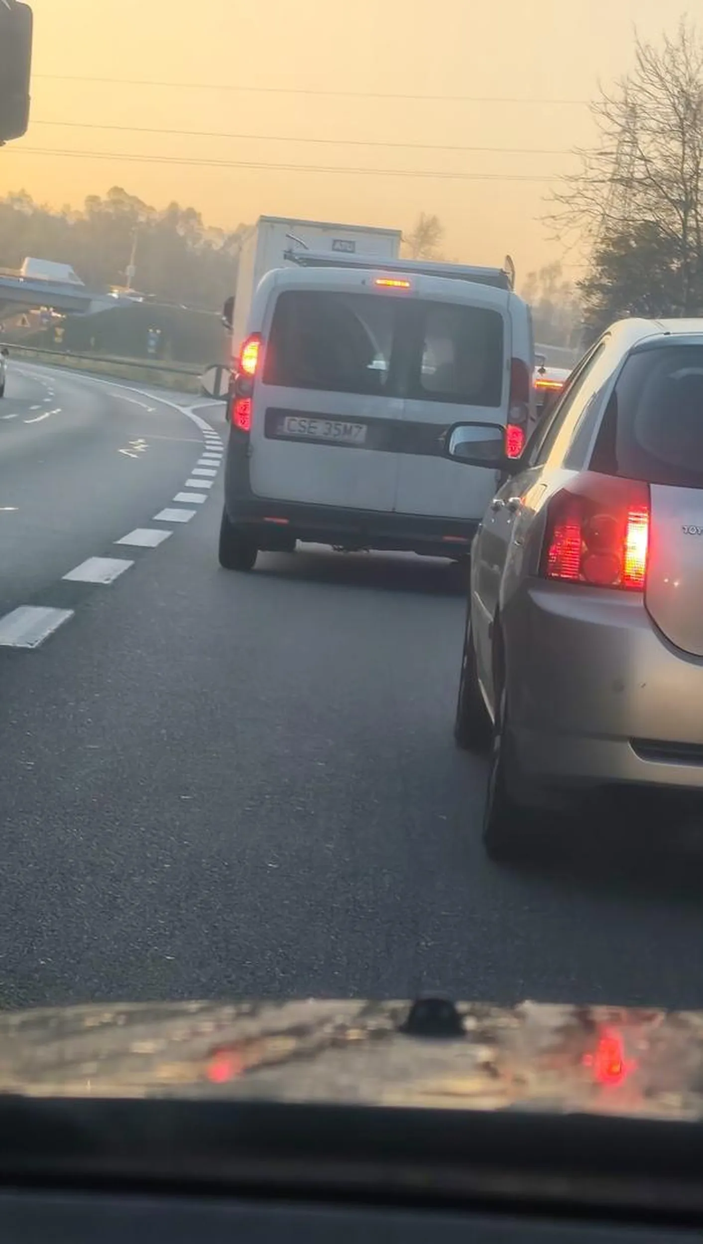 Ten człowiek nie ma w ogóle rozumu w głowie wyhamował sześć ciężarówek na autostradzie prędkości autostradowej do zera bo nie chciał ustawić się w kolejce do zjazdu Kraków Skawina i ciężarówki zostawiły dosłownie opony na drodze. Człowiek bez wyobraźni powinien zostać wysłany na kurs prawo jazdy jeszcze raz albo jakby dostał jakiś mandat kosmiczny to by  może zrozumiał choć wątpię