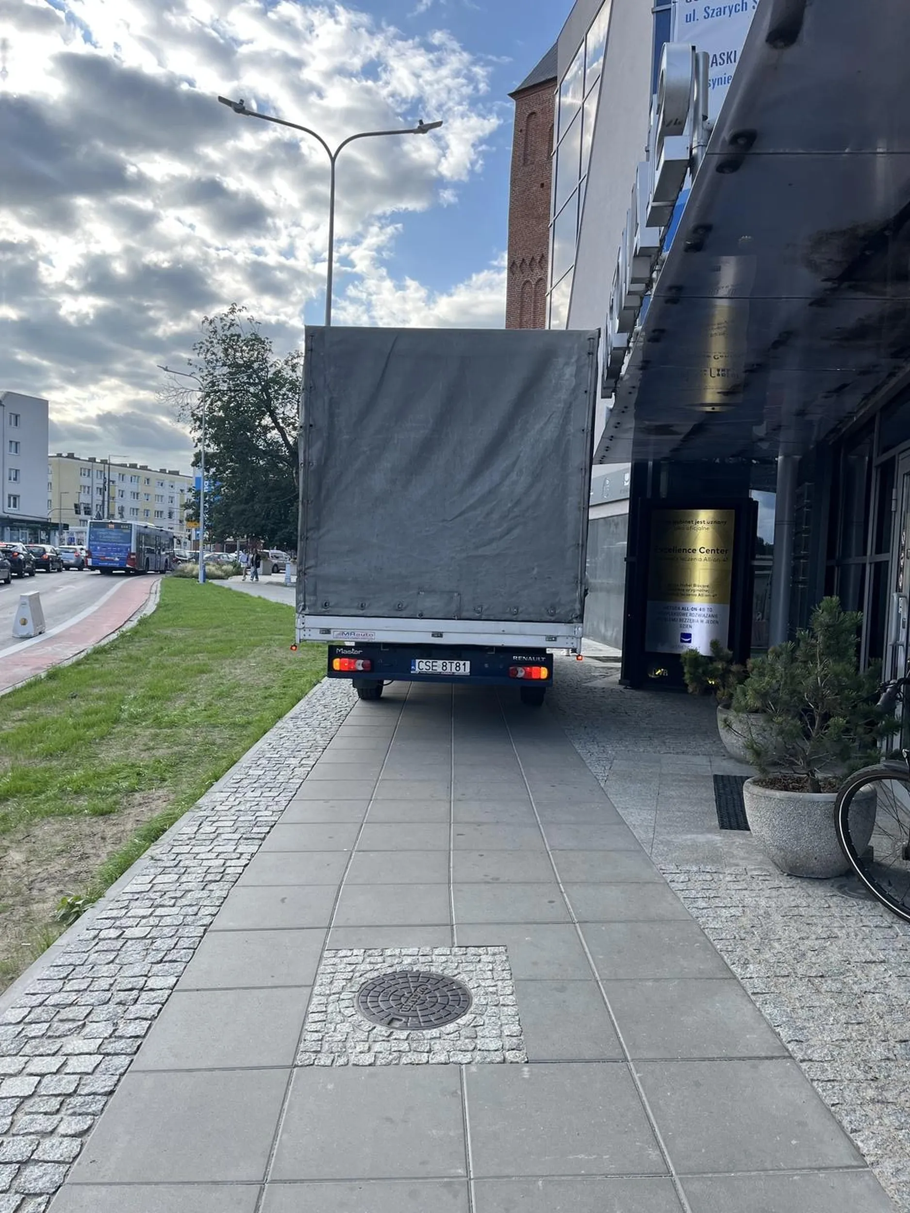 Awaryjne światła nie dają prawa do parkowania na chodniku!!!