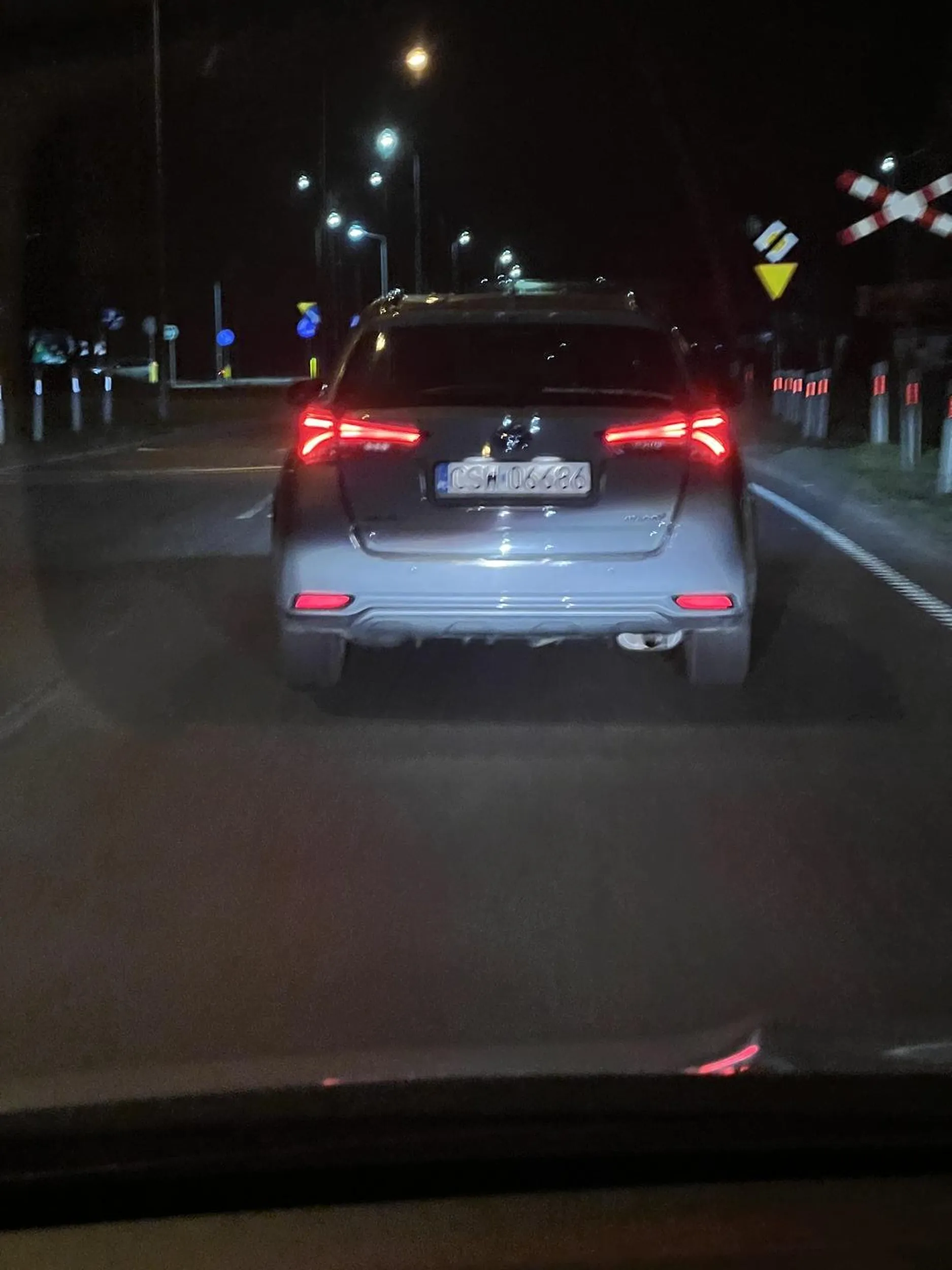 Dziś około 22:00 wymusił pierwszeństwo. Następnie jechał 30/h w zabudowanym gdzie można było jechać 50/h. Takie buraki powinny mandaty dostawać.