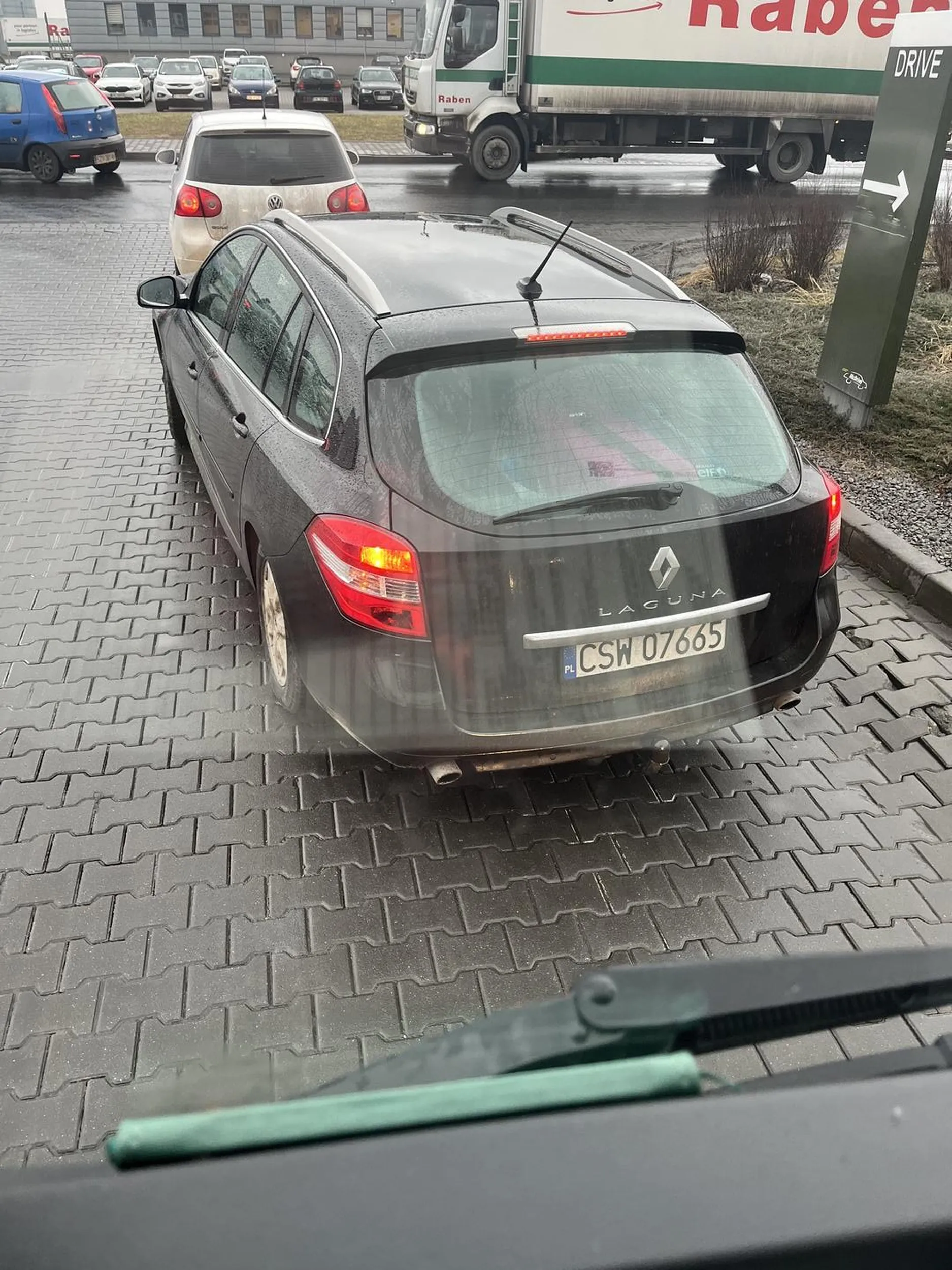 Wymuszanie pierwszeństwa . Dojeżdżanie do drzwi aby wymusić pierwszeństwo. Trąbienie w korku. Chyba jakieś problemy z głową ma kierowca i pasażerka