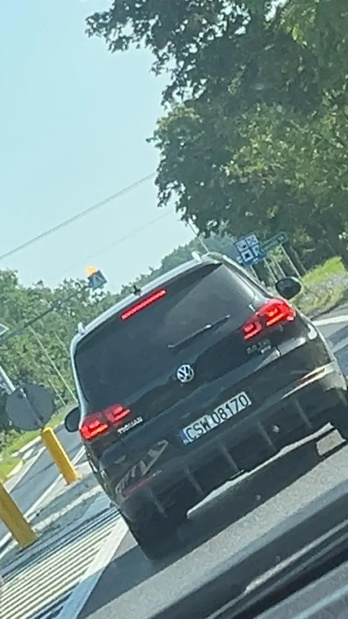 Jedzie zbyt blisko pasa ani wyprzedzić ani nic