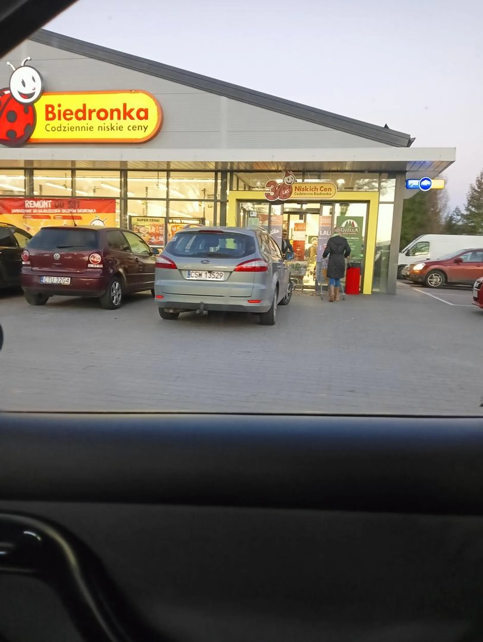 Trzeba było wjechać do środka. Co trzeba mieć w głowie żeby tak zaparkować .