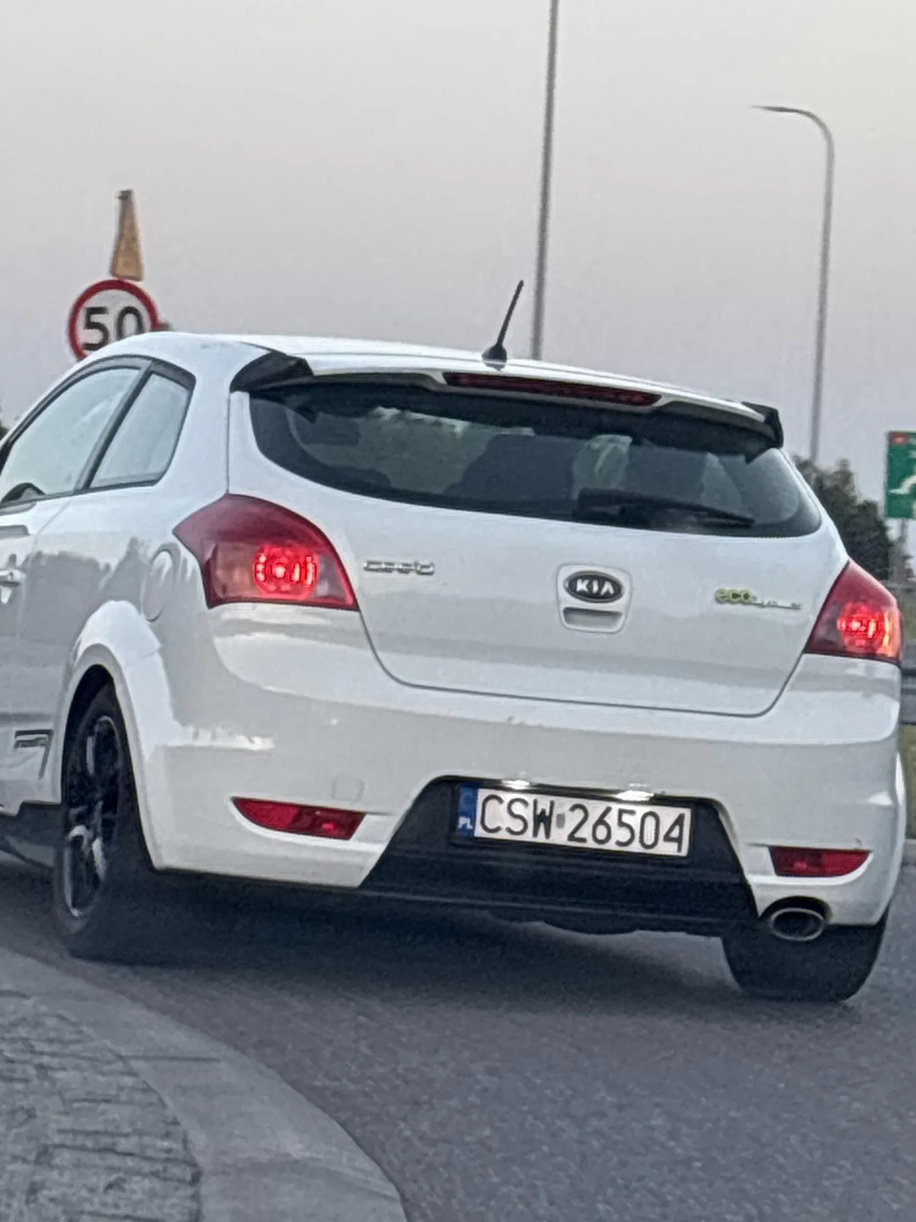 Kierowca ogolnie do pizdy jezdzi jak pijany a na prawym siedzeniu wozi imigaranta z turcji na tylnich siedziskach wozi chlopa co wyglada jak baba