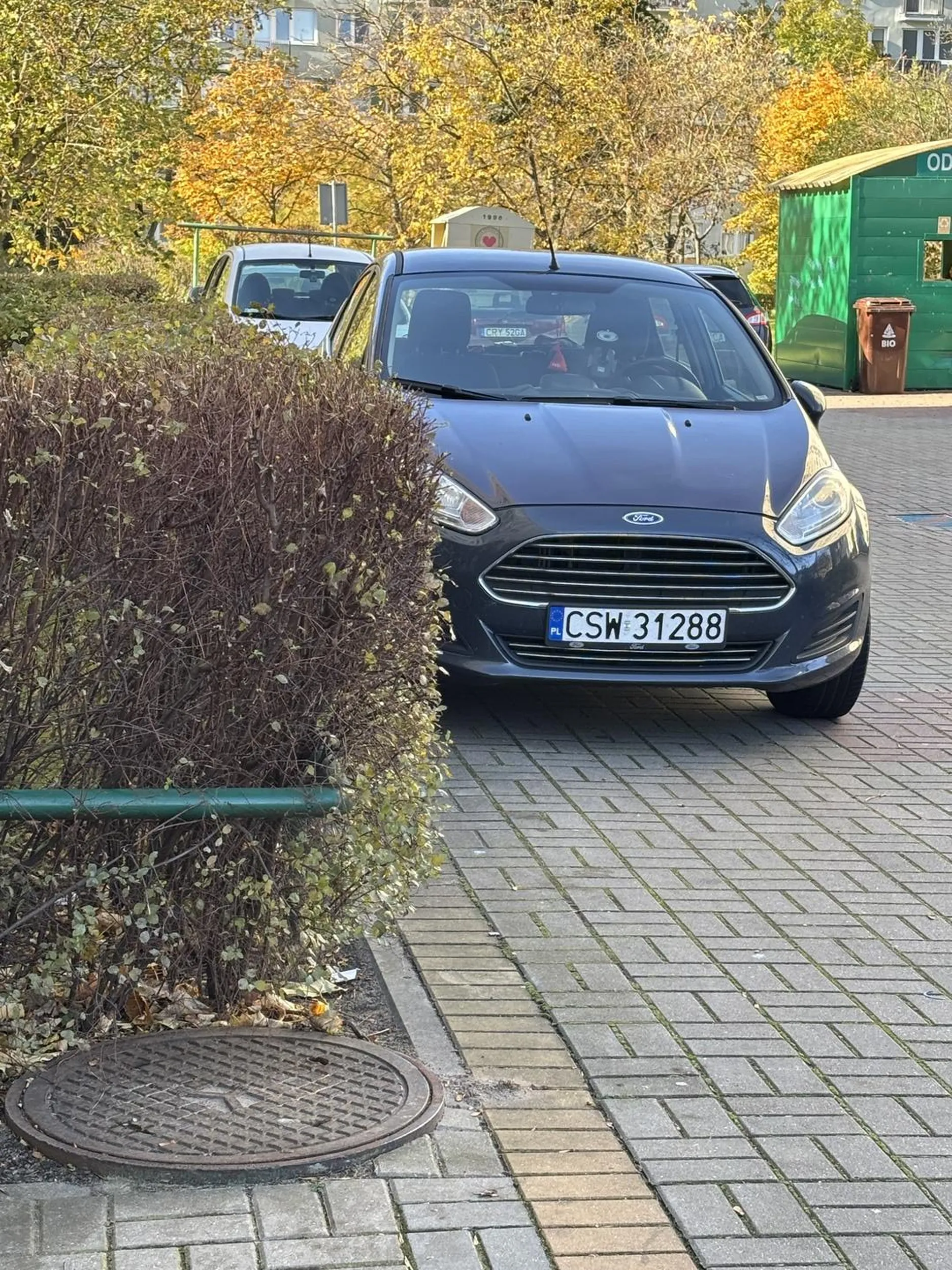 Ja rozumiem ze malo miejsca do parkowania ale parkujecie tak ze sie ledwo da przejechac malym autem a co dopiero wiekszym….