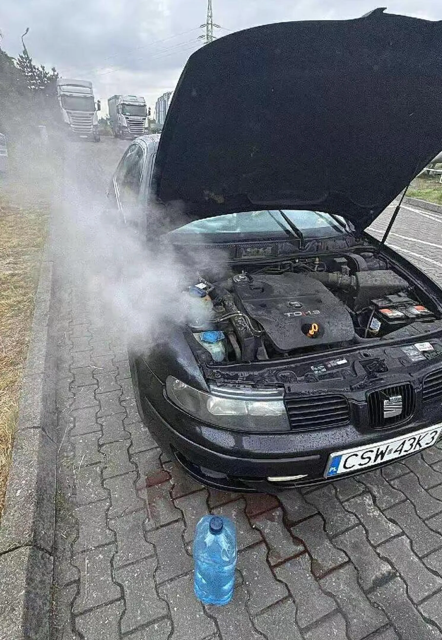 ścigał się ze mną i myślał że ma jakieś szanse i zagotował tego rzęcha a jak się zatrzymałem żeby pomóc to mnie zaczął wyzywać bamber jeb@ny