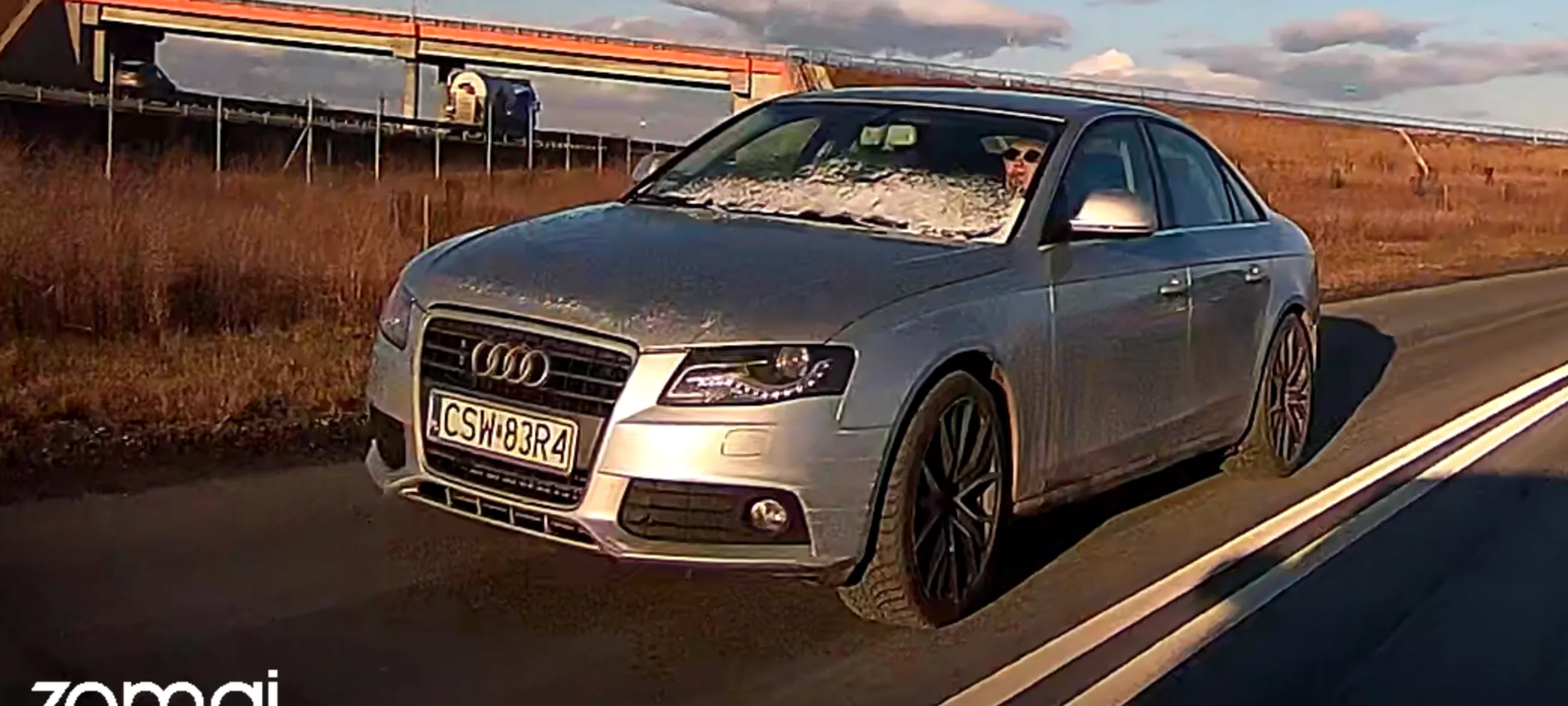 Tępa dzida że Świecia która jest za leniwa aby odsnieżyc przednią szybę i stała na palcach jak kierowala