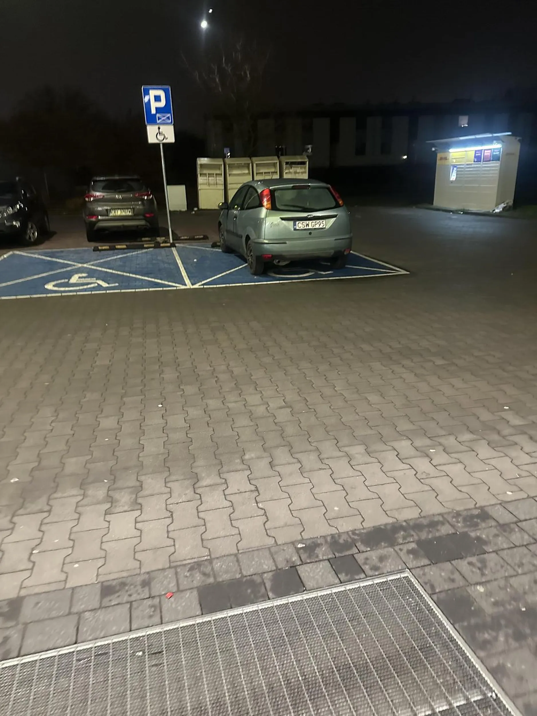 Plastusiowy chłopiec w sile wieku ochoczo pędzący do biedronki, nie wyglądasz mi na inwalidę a auto nie ma oznaczeń. Wstyd