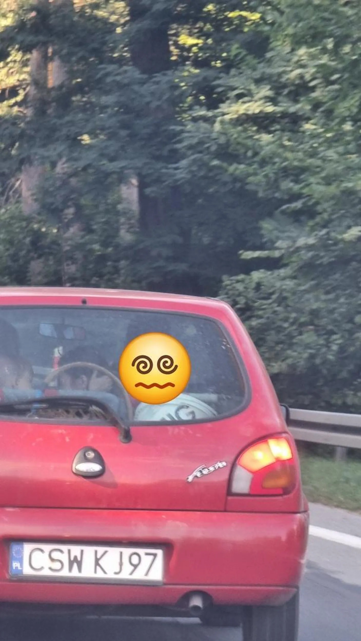 Przewozi dziecko nieprzypiete do fotelika. Dziecko sobie spaceruje po kanapie w czasie jazdy